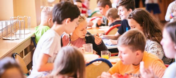 Fasolowa hipokryzja. Kto chce głodzić dzieci w szkolnych stołówkach?