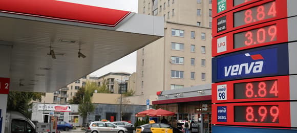 „Potężny i permanentny drenaż portfeli kierowców”. Będzie diesel po 10 zł?