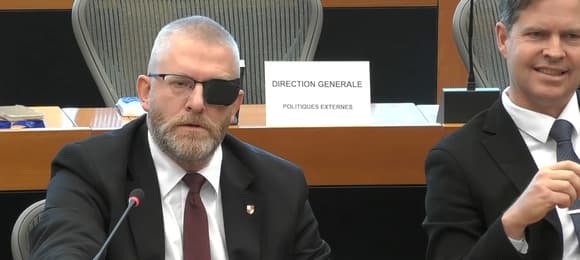 Grzegorz Braun i „mentalni putiniści” walczyli o władzę w PE. Mało brakowało [NEWS OKO.PRESS]