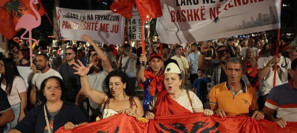 ALBANIA: Flamingowa Rewolucja. Ponad 100 dni na ulicach Tirany