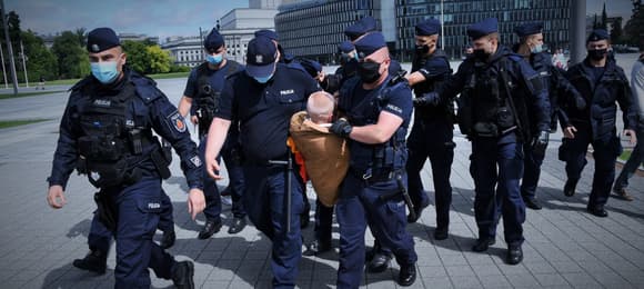 Lotna Brygada Opozycji próbowała ścigać policję za przemoc z czasów PiS. Dlaczego sąd umorzył sprawę?