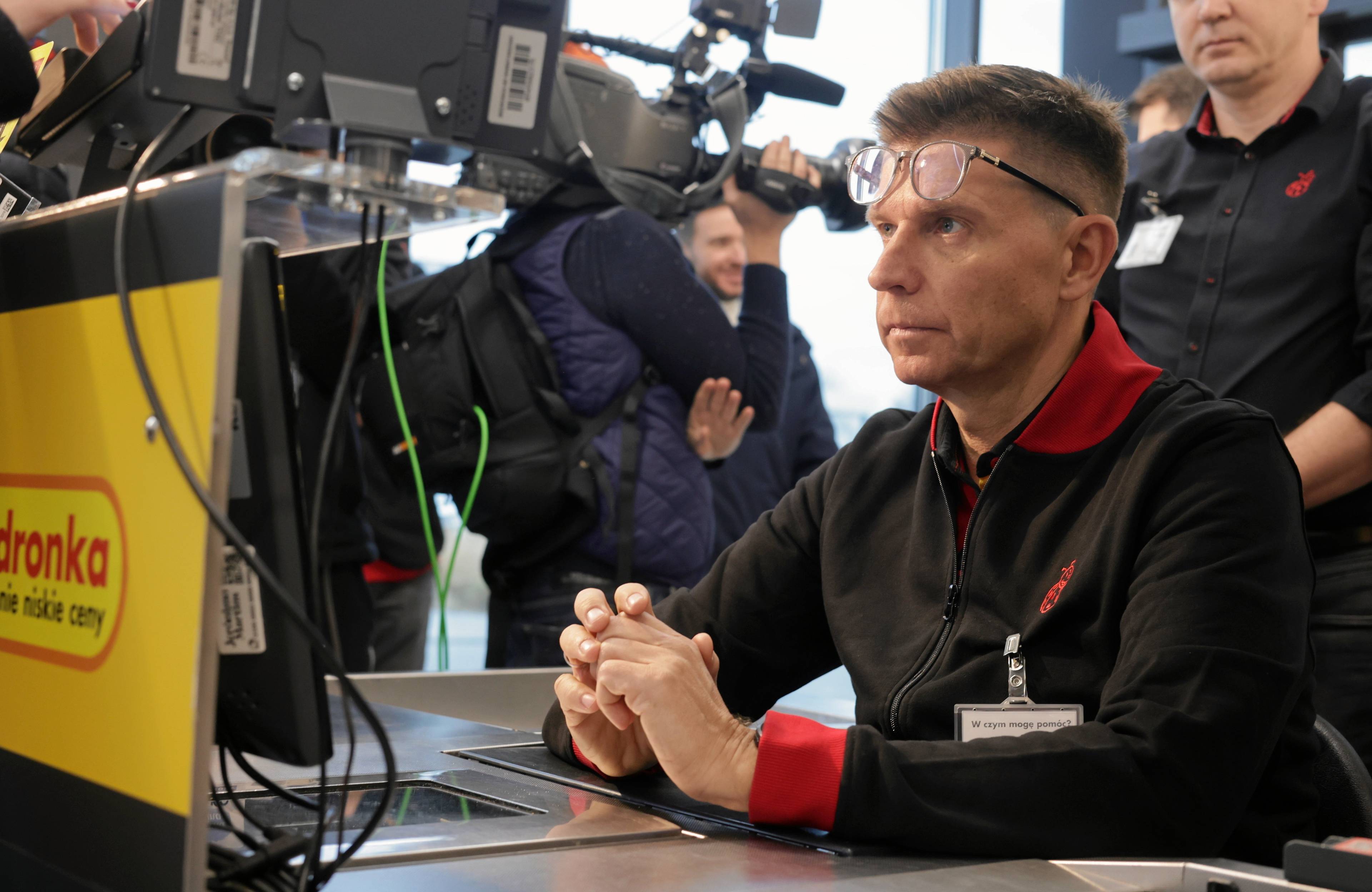 Ryszard Petru na kasie w Biedronce