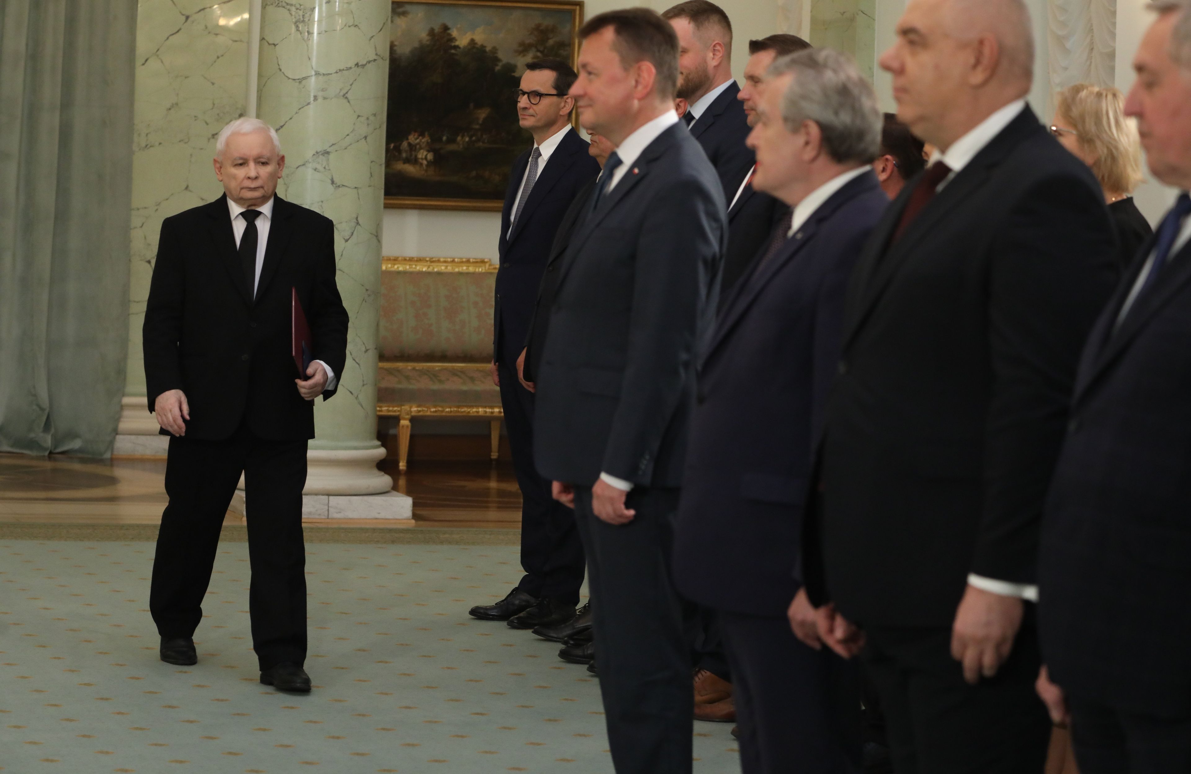 Jarosław Kaczyński kroczy obok ministrów rządu Morawieckiego