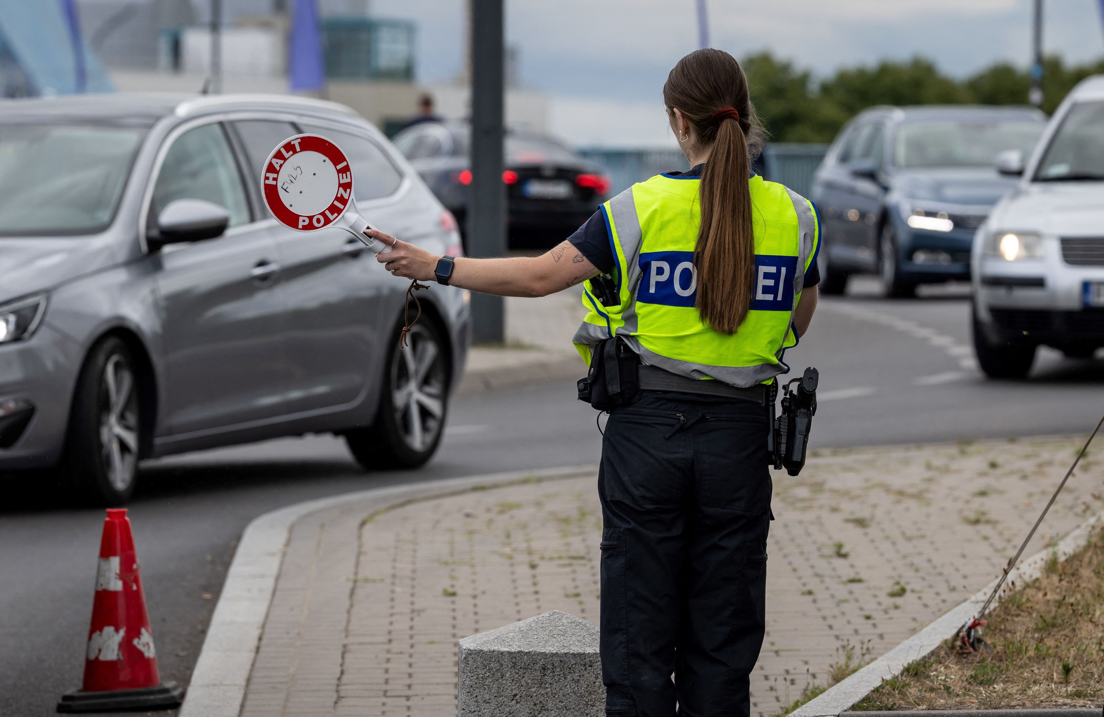 Niemiecka policjantka kontroluje samochody wjeżdżające do Niemiec na granicy z Polską we Frankfurcie nad Odrą. 7lipca 2025 r.