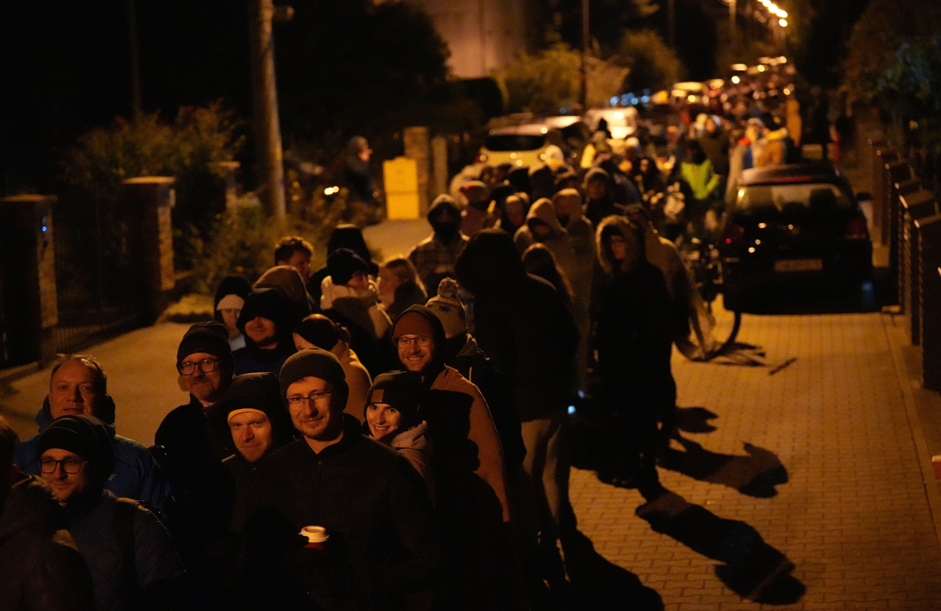 Wyborcy w kolejce do lokalu wyborczego na Jagodnie, 15.10.2023 r.