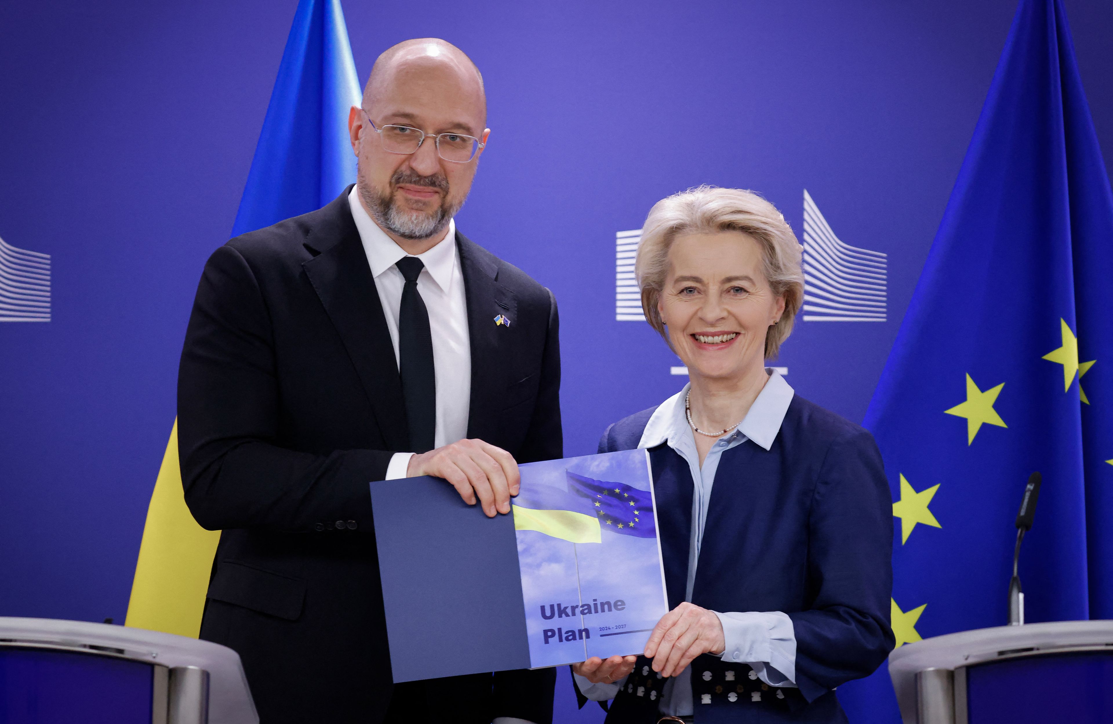 Mężczyzna i kobieta uśmiechają do kamery