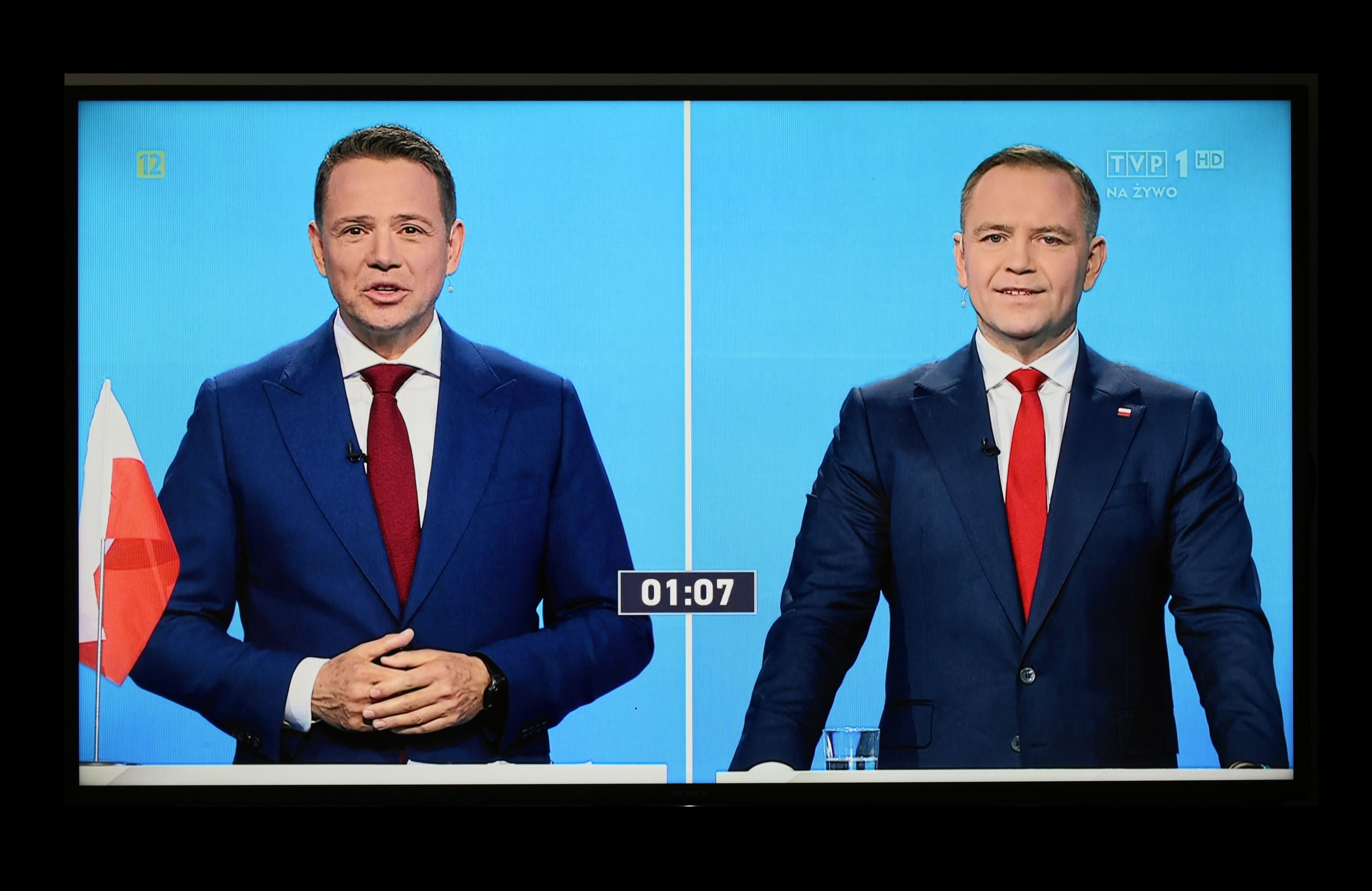 Karol Nawrocki i Rafał Trzaskowski, Debata w TVP, fotografia z monitora,