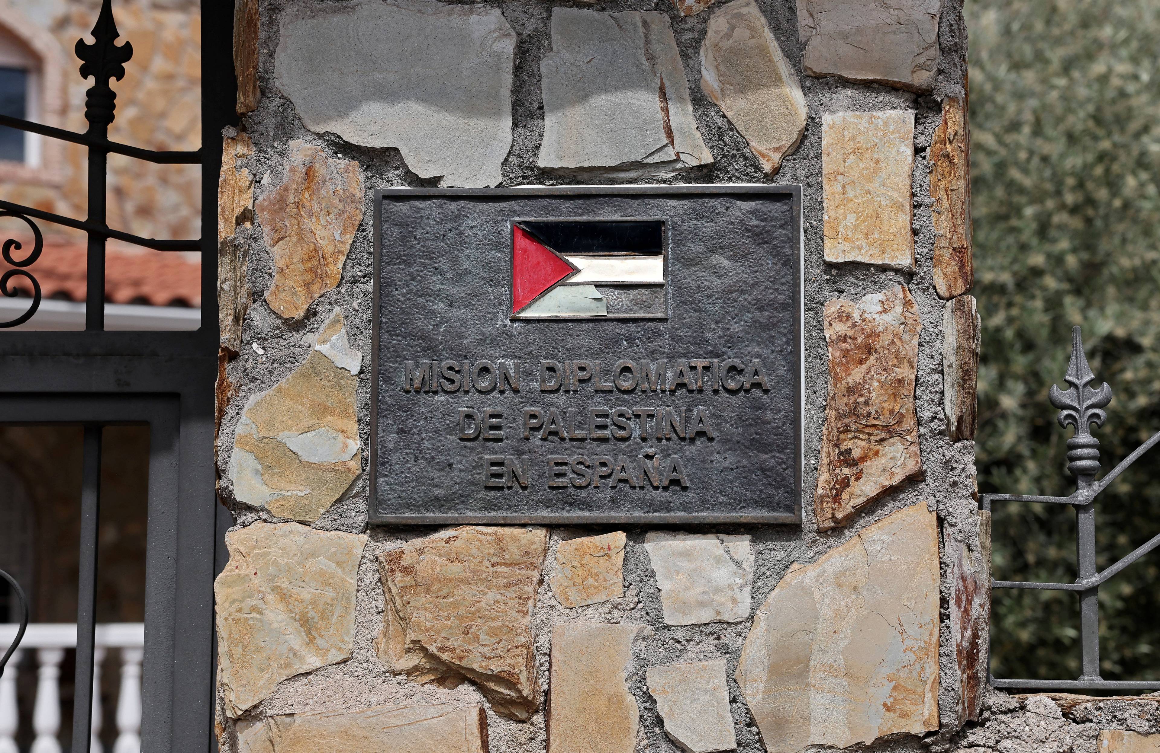 Tablica metalowa z napisem Ambasada Palestyny i z flagą paelstyńską