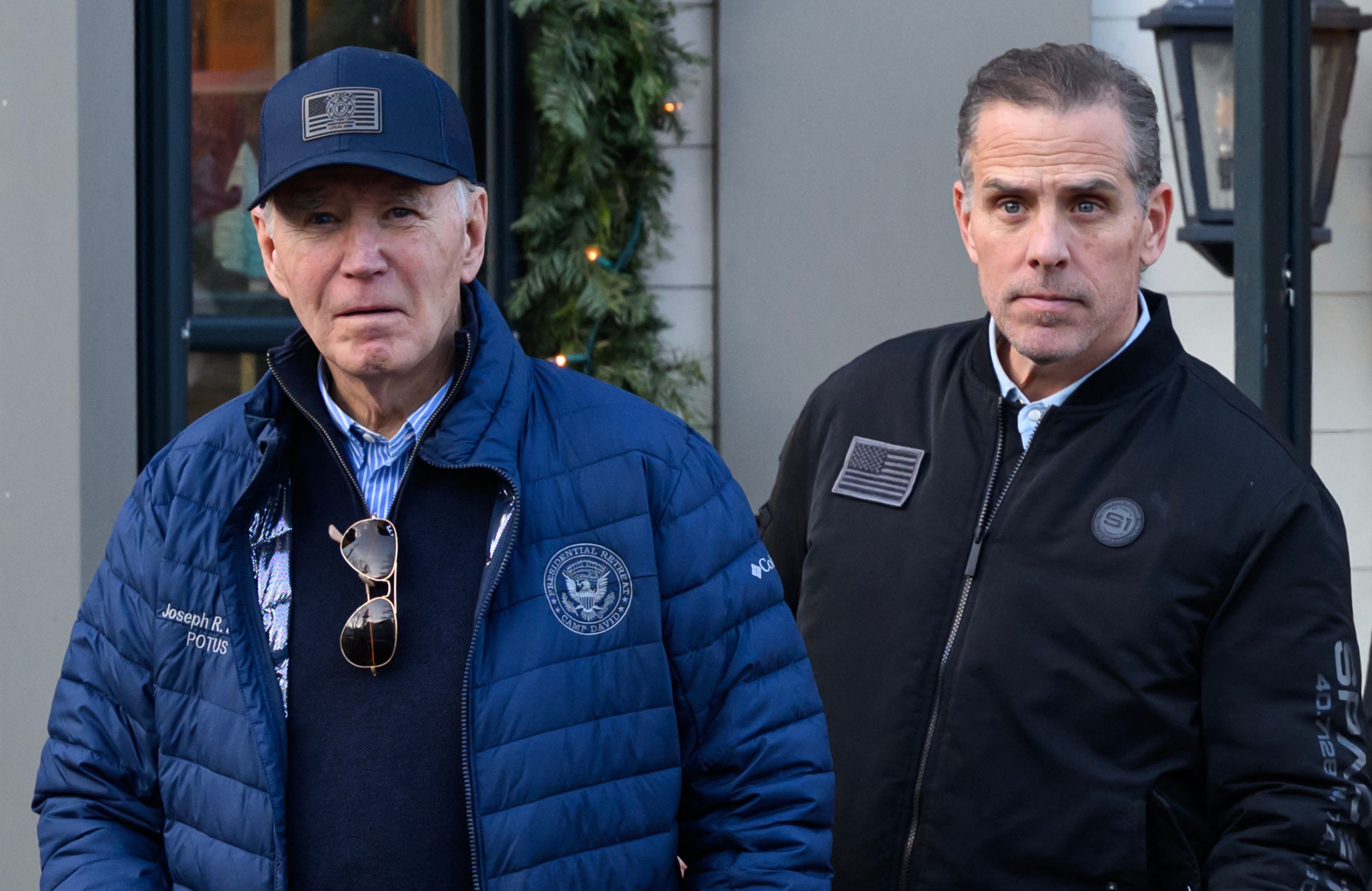 przJoe Biden i jego syn Hunter Biden wychodzą ze sklepu
