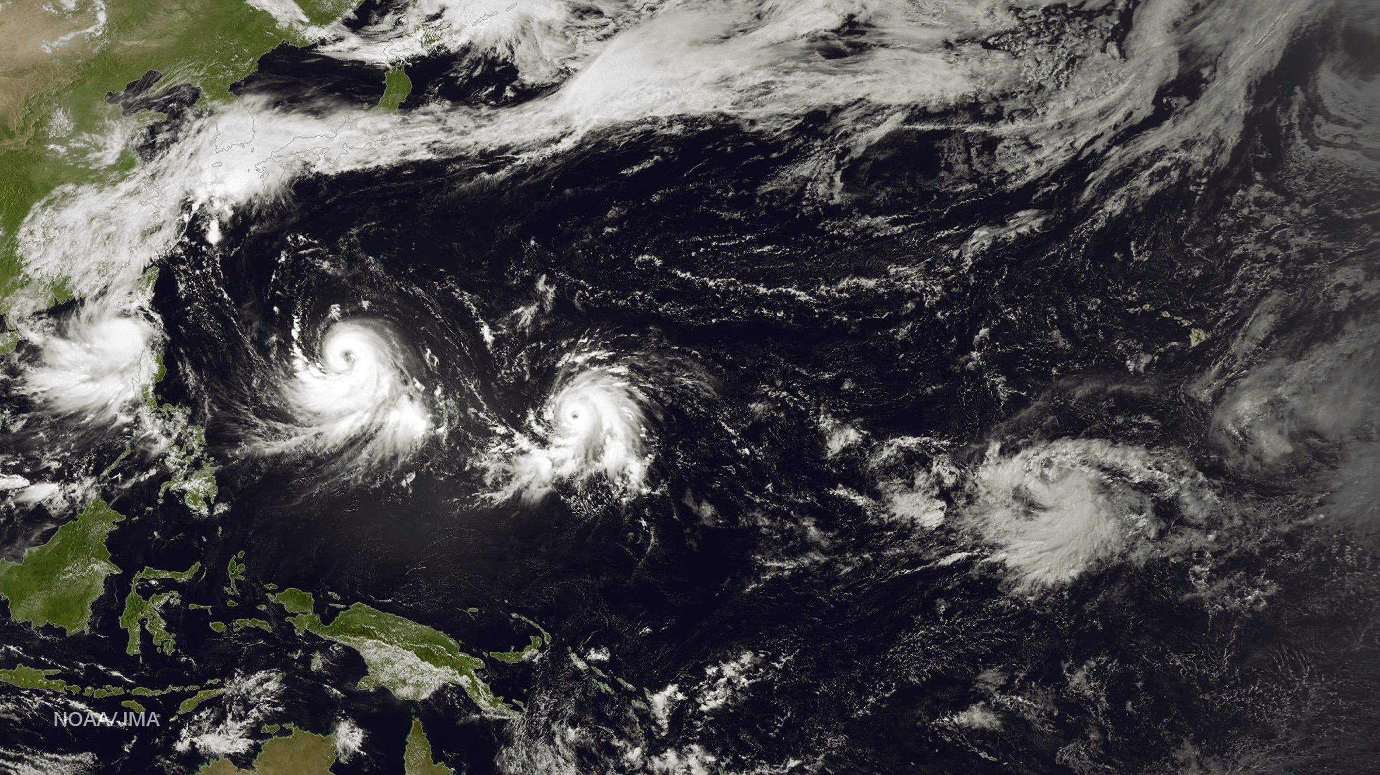 Zdjęcie satelitarne przedstawiające formującą się burzliwą pogodę na północnym Pacyfiku