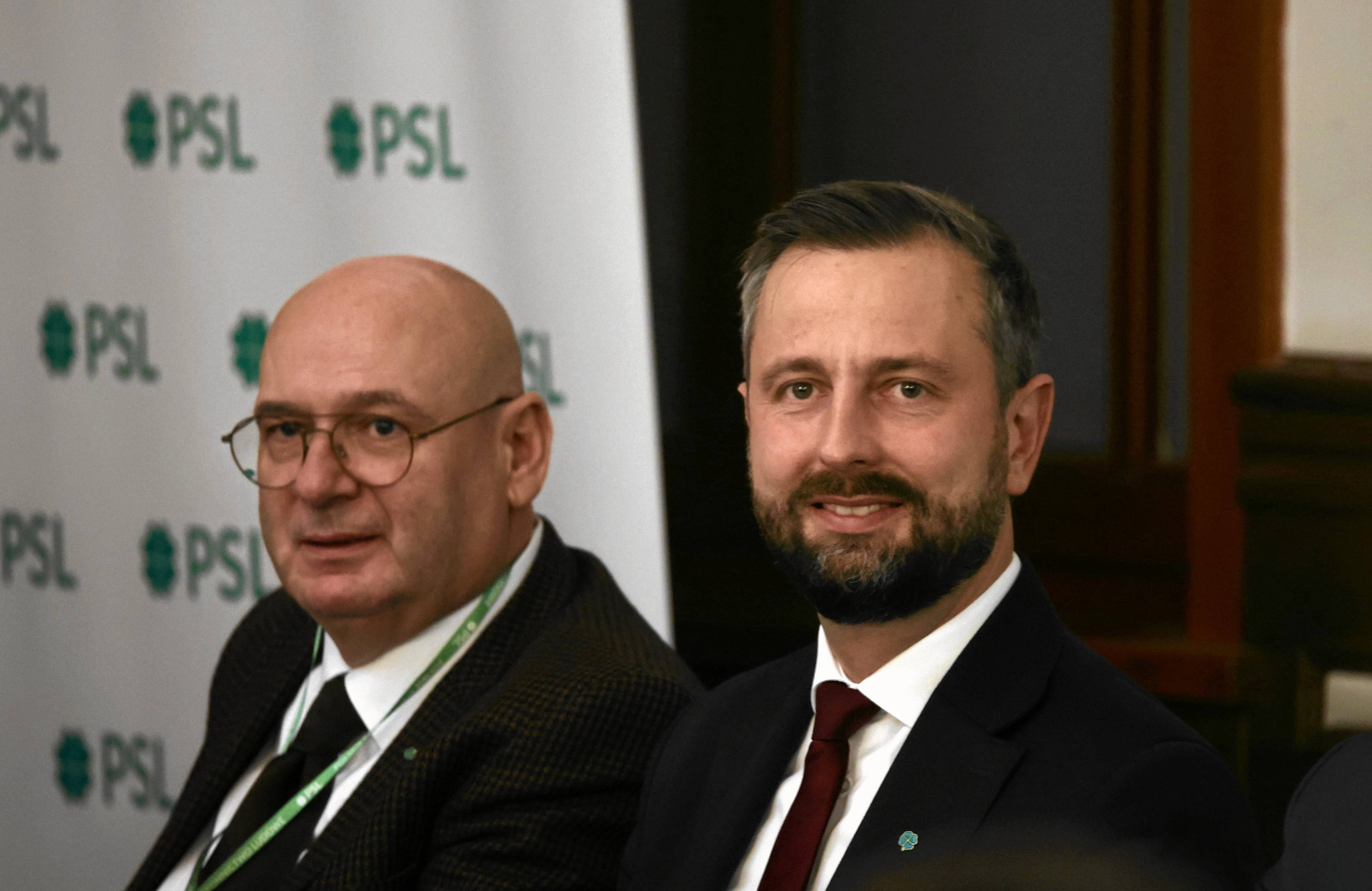 Mężczyźni w ciemnych garniturach na tle ścianki z napisem PSL. To Piotr Zgorzelski i Władysław Kosiniak-Kamysz