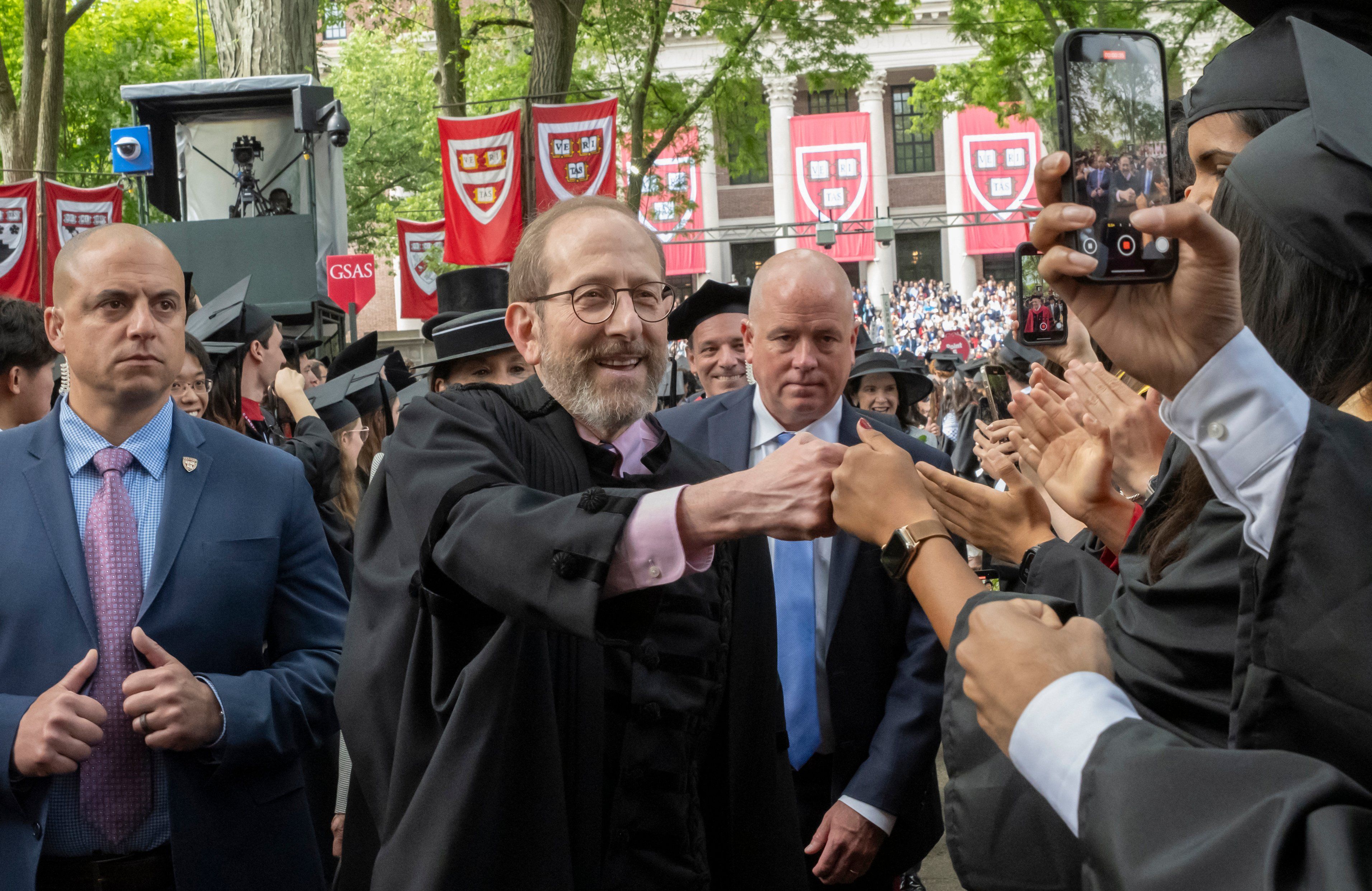 Prezydent Uniwersytetu Harvarda Alan Garber podczas uroczystości 374 zakończenia roku akademickiego, 29.05.2025 r. Dziedziniec uniwersytetu.