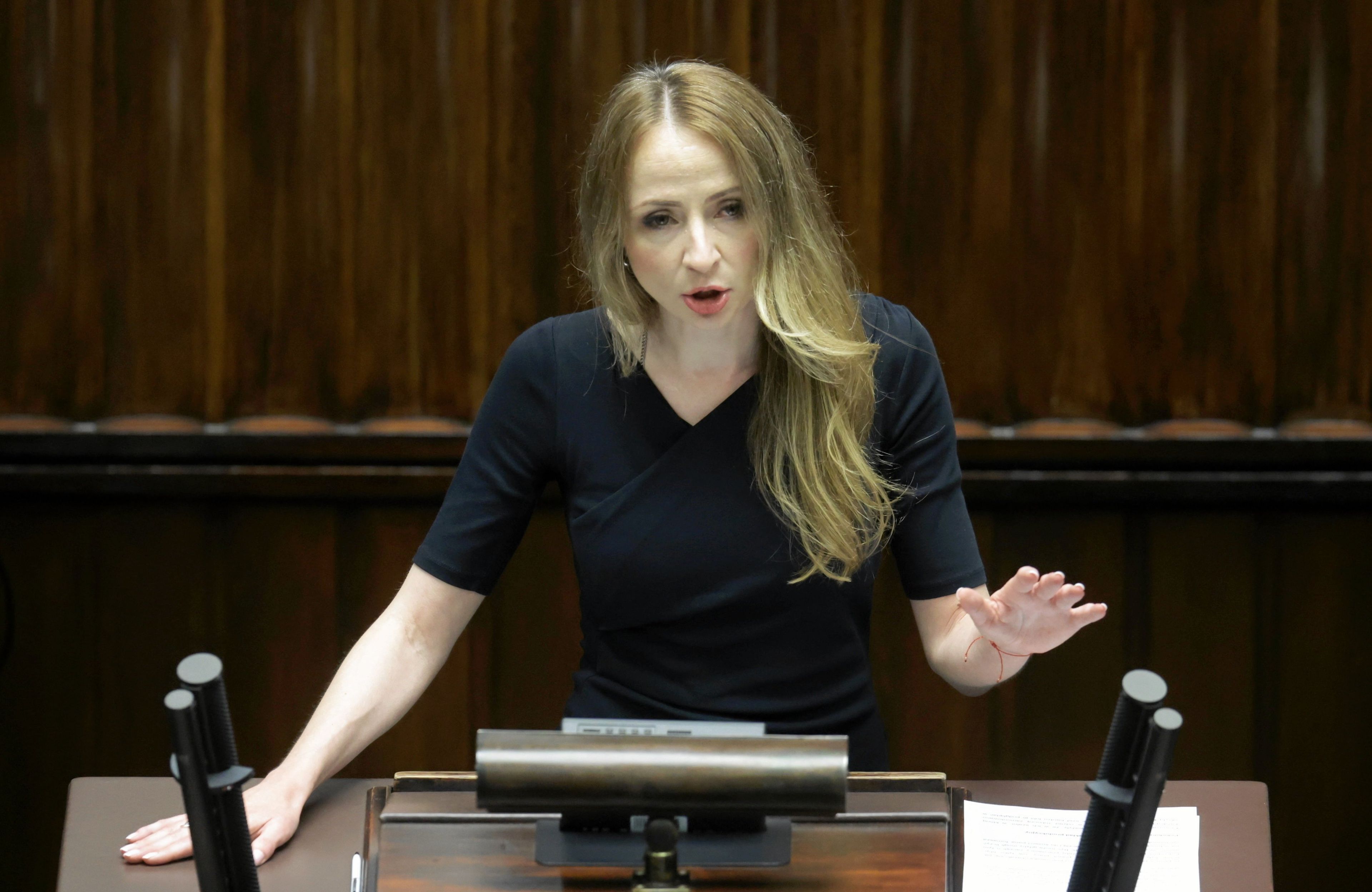 Kobieta na mównicy sejmowej (ministra Dziemianowicz-Bąk)