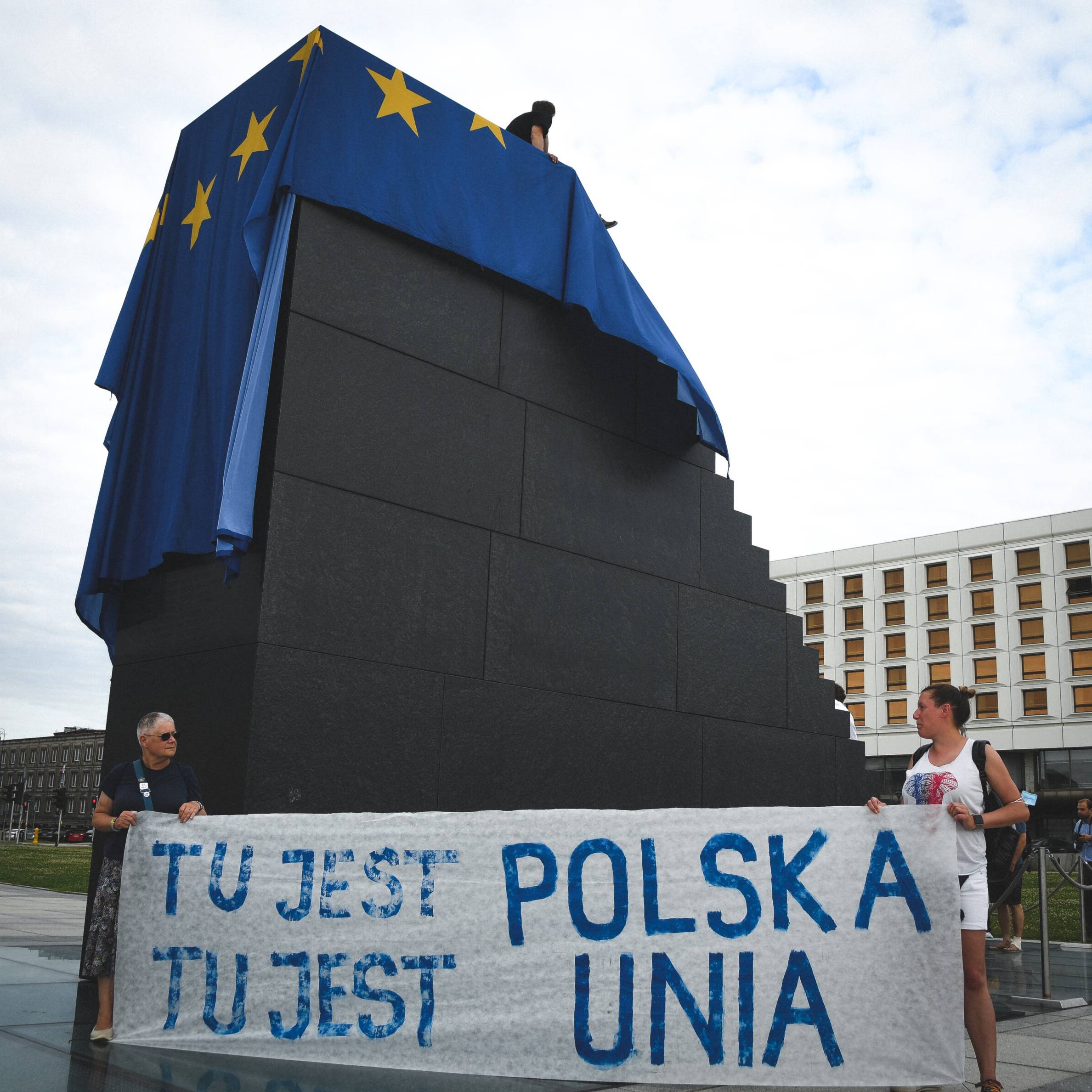 Warszawa, 22.07.2021. LBO wiesza flagę UE na pomniku smoleńskim