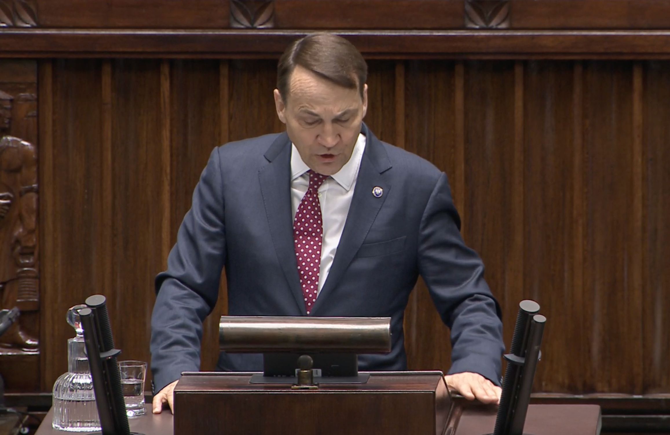 Radosław Sikorski przemawiający w Sejmie