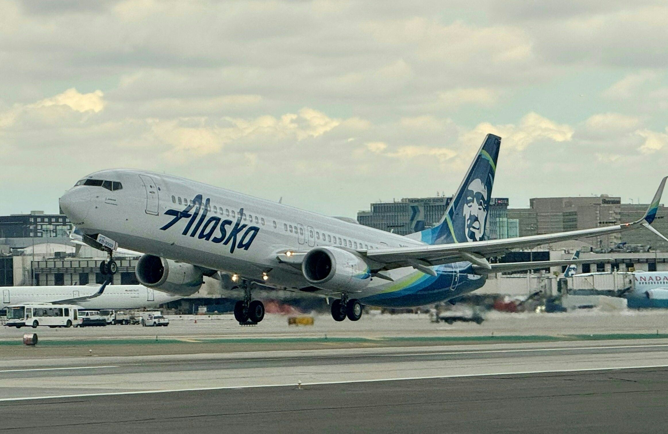 Samolot Boeinga należący do Alaska Airlines stoi na płycie lotniska