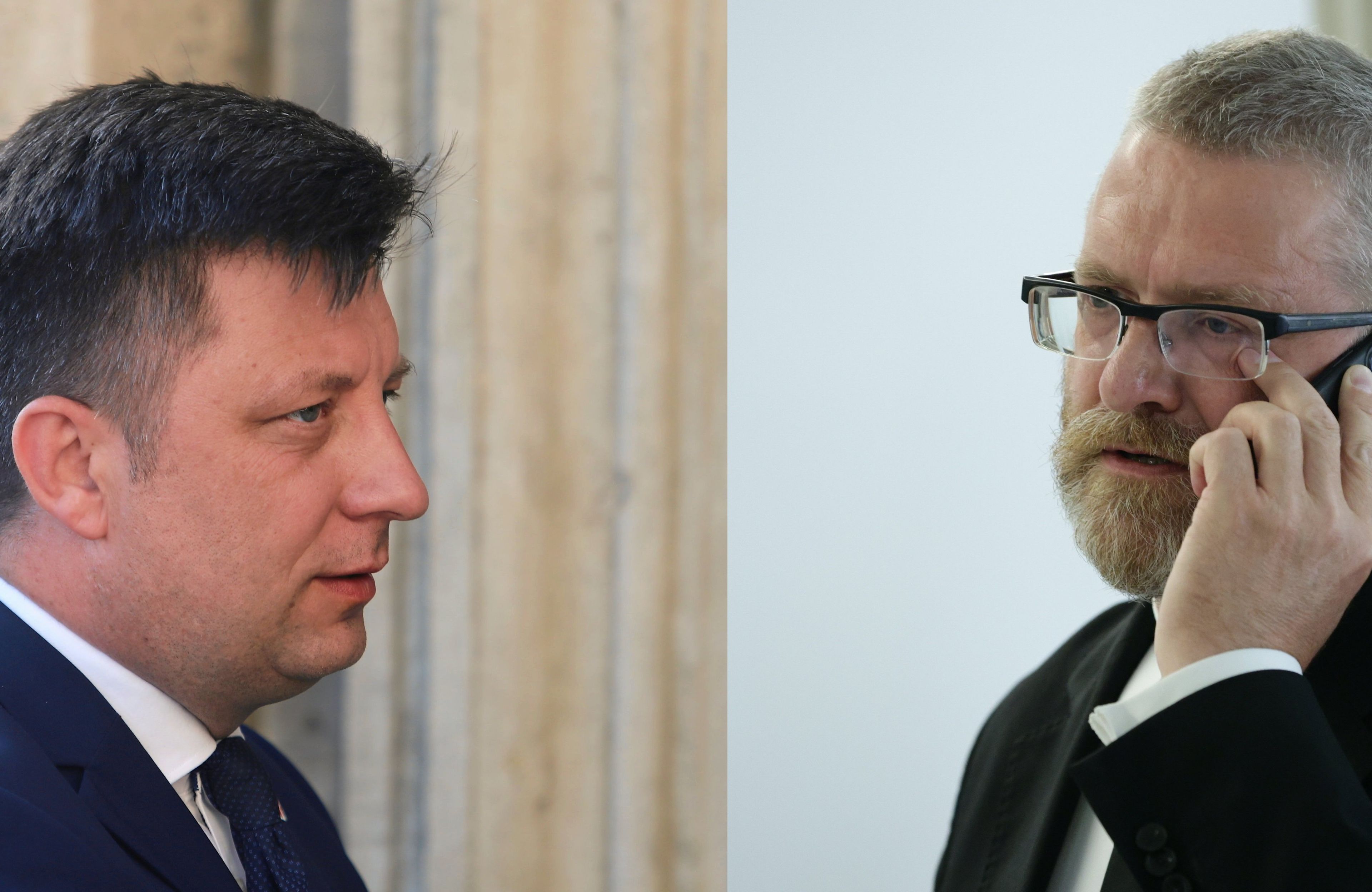 Dwóch mężczyzn w średnim wieku. Z prawej starszy mężczyzna, siwe krótkie włosy, siwa broda, okulary. Mężczyzna z prawej ciemne włosy.