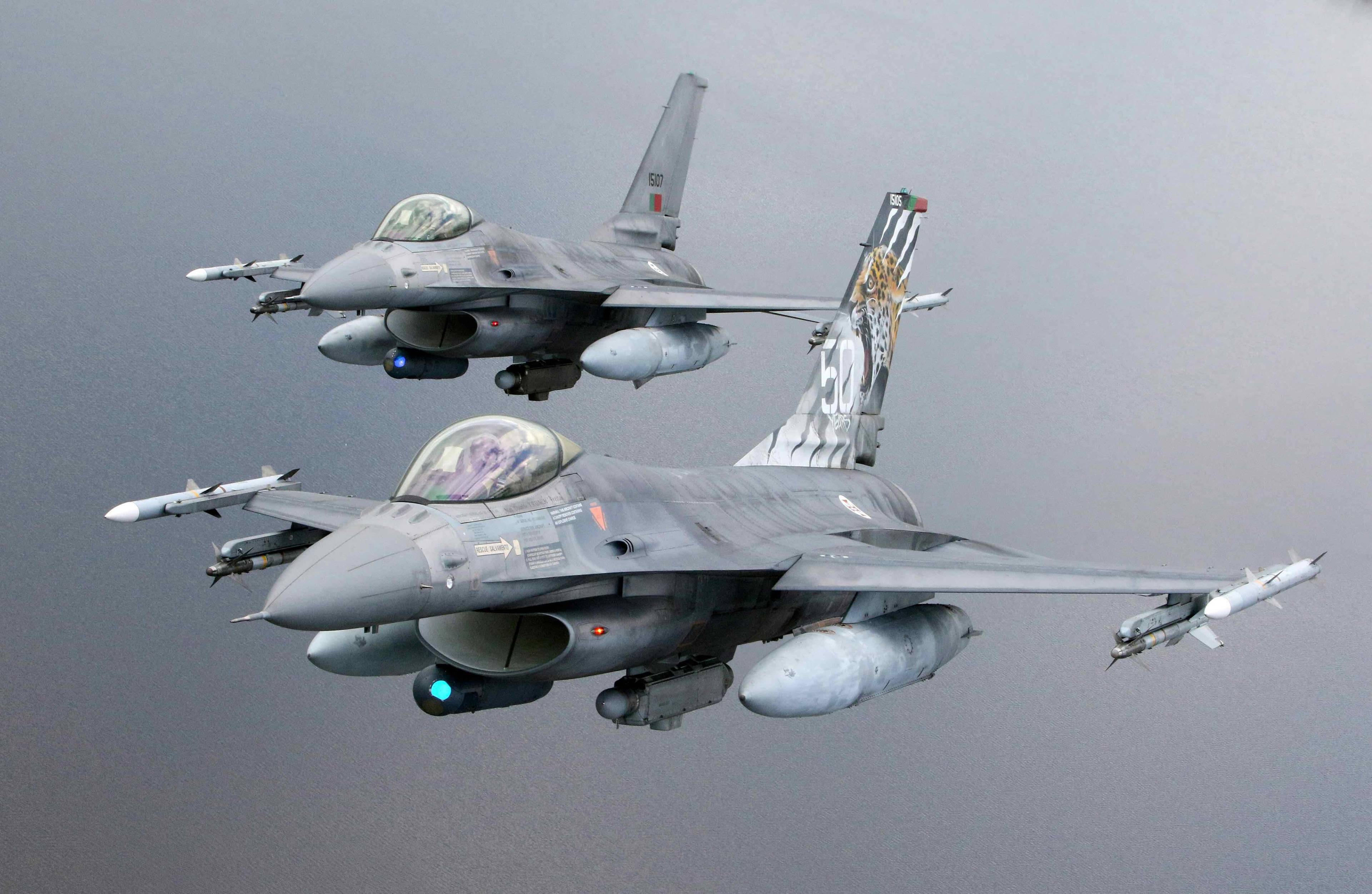 Dwa myśliwce F-16 lecą w szyku