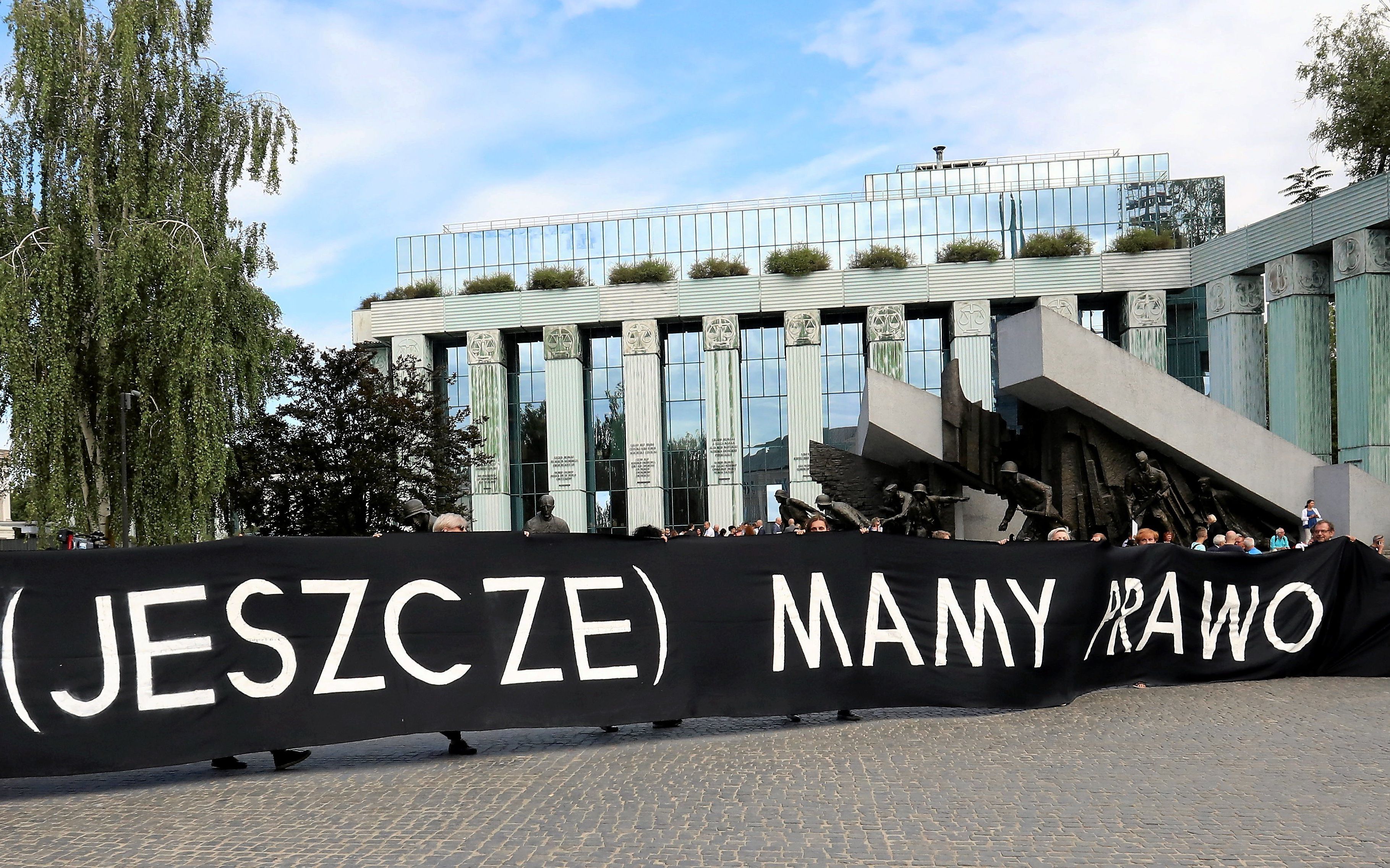 04.07.2018 Warszawa , Pl Krasinskich , Sad Najwyzszyy . Pikieta przeciwnikow pisowskiej " reformy " sadownictwa . Pierwsza Prezes Sadu Najwyzszego Malgorzata Gersdorf i sedziowie przychodza do pracy pierwszego dnia po wejsciu w zycie pisowskiej ustawy , ktora odsyla ich w stan spoczynku jako emerytow ( mimo ze szescioletnia kadencja zapisana jest w konstytucji ).
Fot. Slawomir Kaminski / Agencja Gazeta