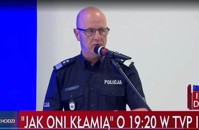 Mężczyzna w mundurze, komendant policji