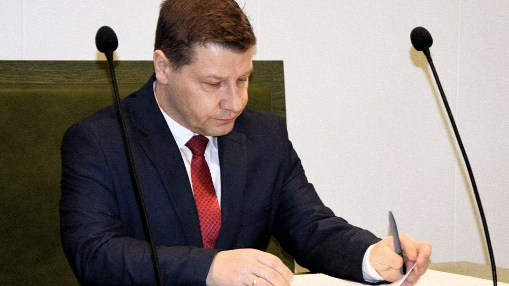 Mężczyzna w garniturze przy biurku
