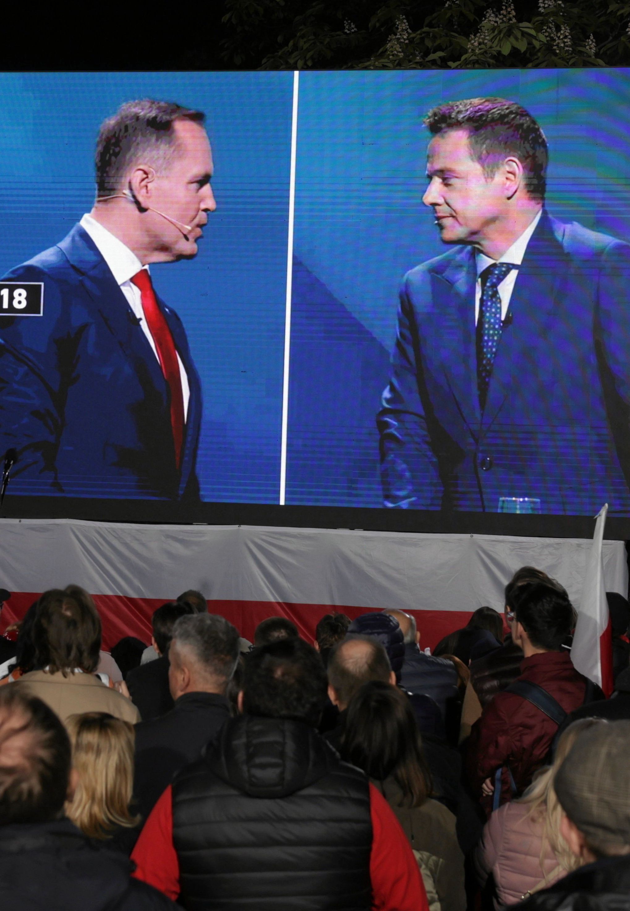 12.05.2025  Warszawa  . ul . Woronicza 17  . Kandydaci w wyborach prezydenckich Karol Nawrocki (l), Rafal Trzaskowski (p) podczas debaty prezydenckiej . W siedzibie Telewizji Polskiej odbywa sie przedwyborcza debata kandydatow na prezydenta RP, transmitowana przez trzy ogolnopolskie stacje TVP , TVN i Polsat . 
Fot . Kuba Atys / Agencja Wyborcza.pl