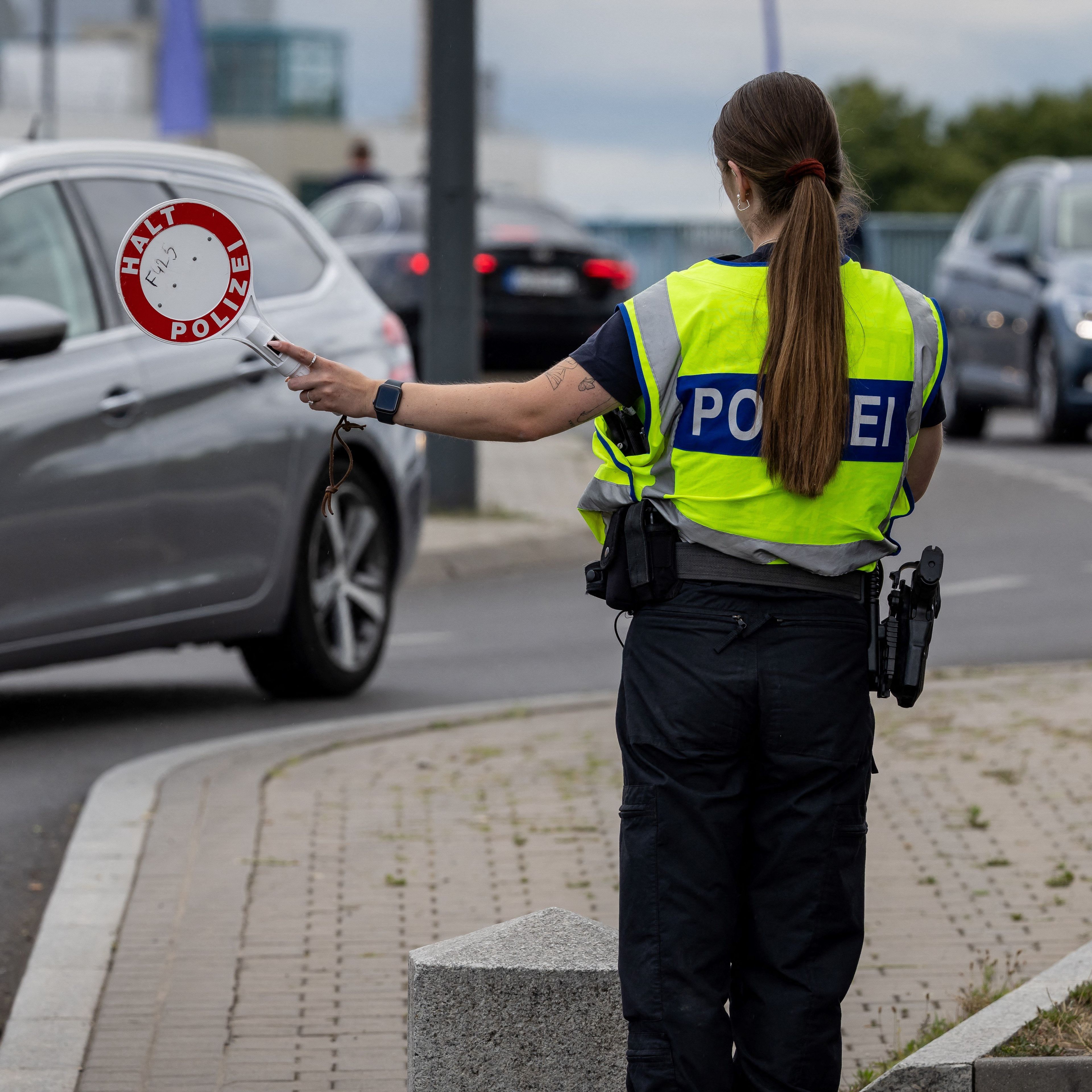 Niemiecka policjantka kontroluje samochody wjeżdżające do Niemiec na granicy z Polską we Frankfurcie nad Odrą. 7lipca 2025 r.