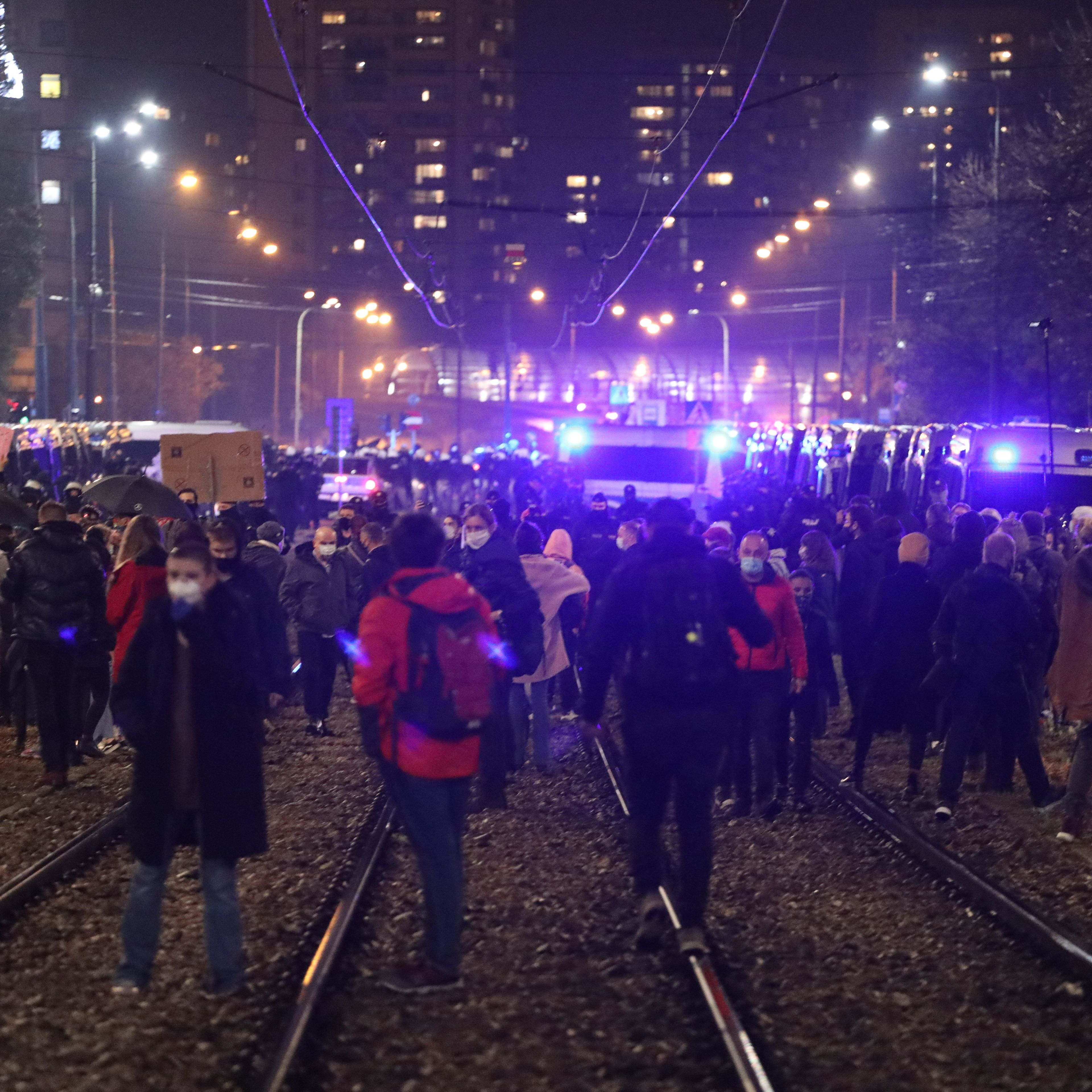 Demonstracja pod domem Kaczynskiego po wyroku TK, zakazujacego aborcji z powodu wad genetycznych plodu
