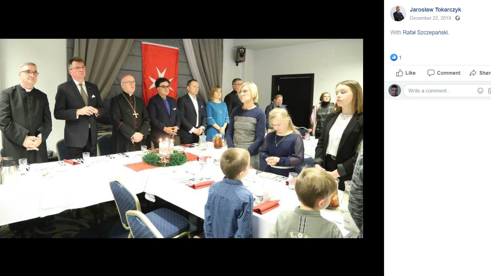 Arcybiskup Józef Górzyński w towarzystwie Rafała Szczepańskiego, członka zarządu BBI Development i prezesa spółki Projekt Rybaki-Łańsk