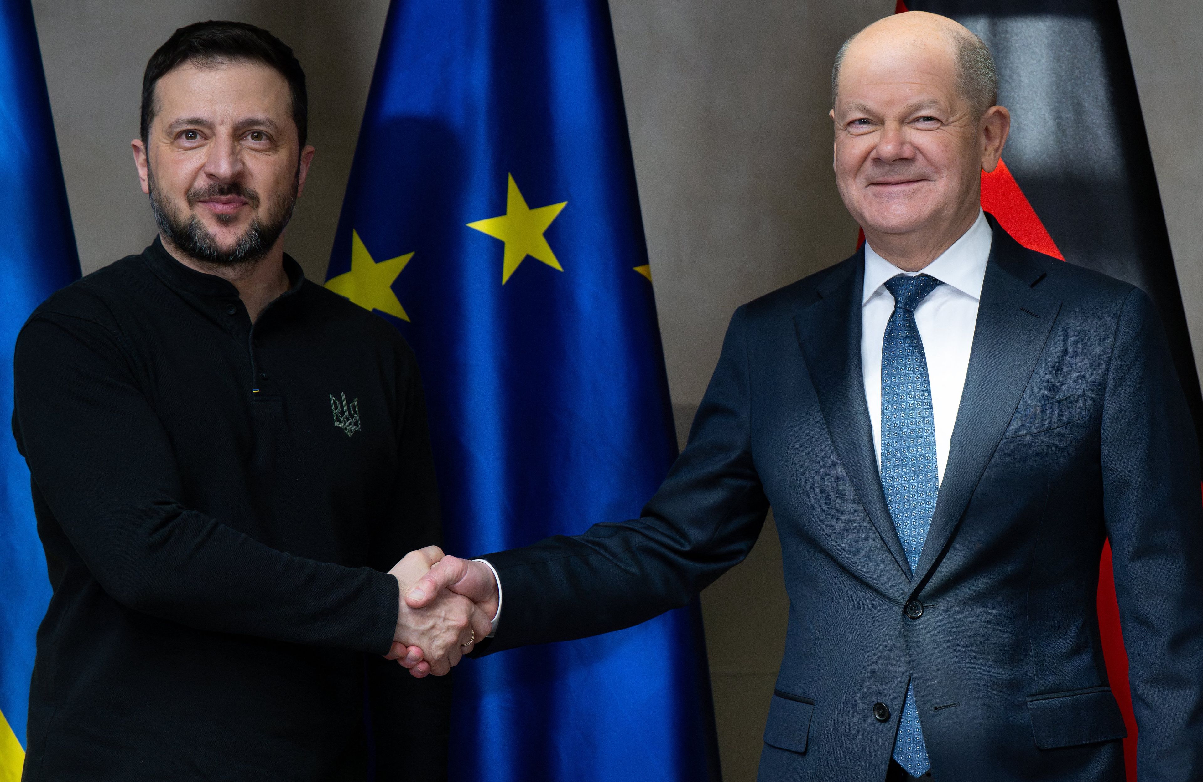 Po prawej kanclerz Niemiec Olaf Scholz oraz prezydent Ukrainy Wołodymyr Zełenski ściskają sobie dłoń na powitanie przed rozpoczęciem spotkania dwustronnego podczas konferencji bezpieczeństwa w Monachium 15 lutego 2025.