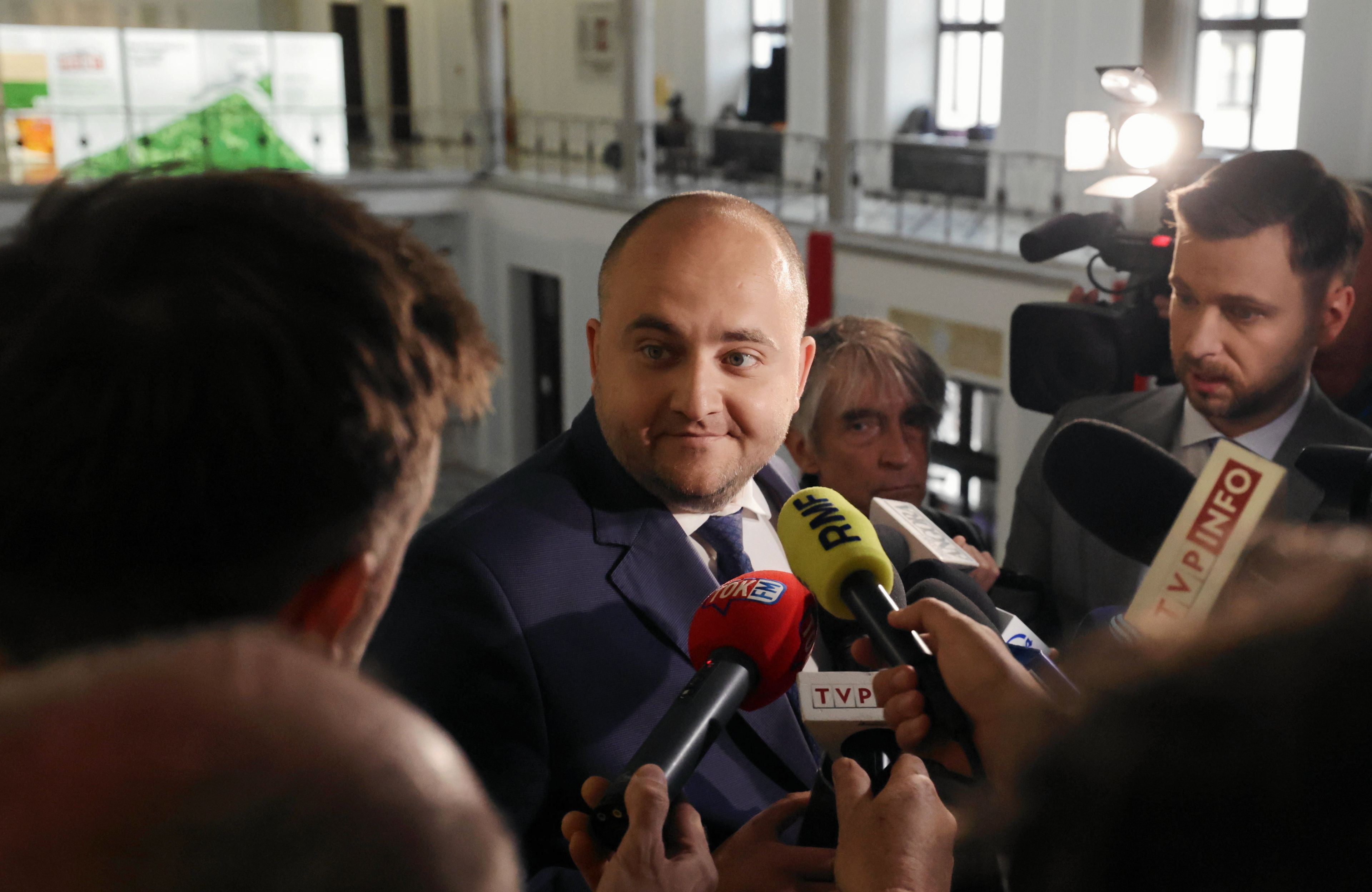 Prawie łysy mężczyzna wśród mikrofonów