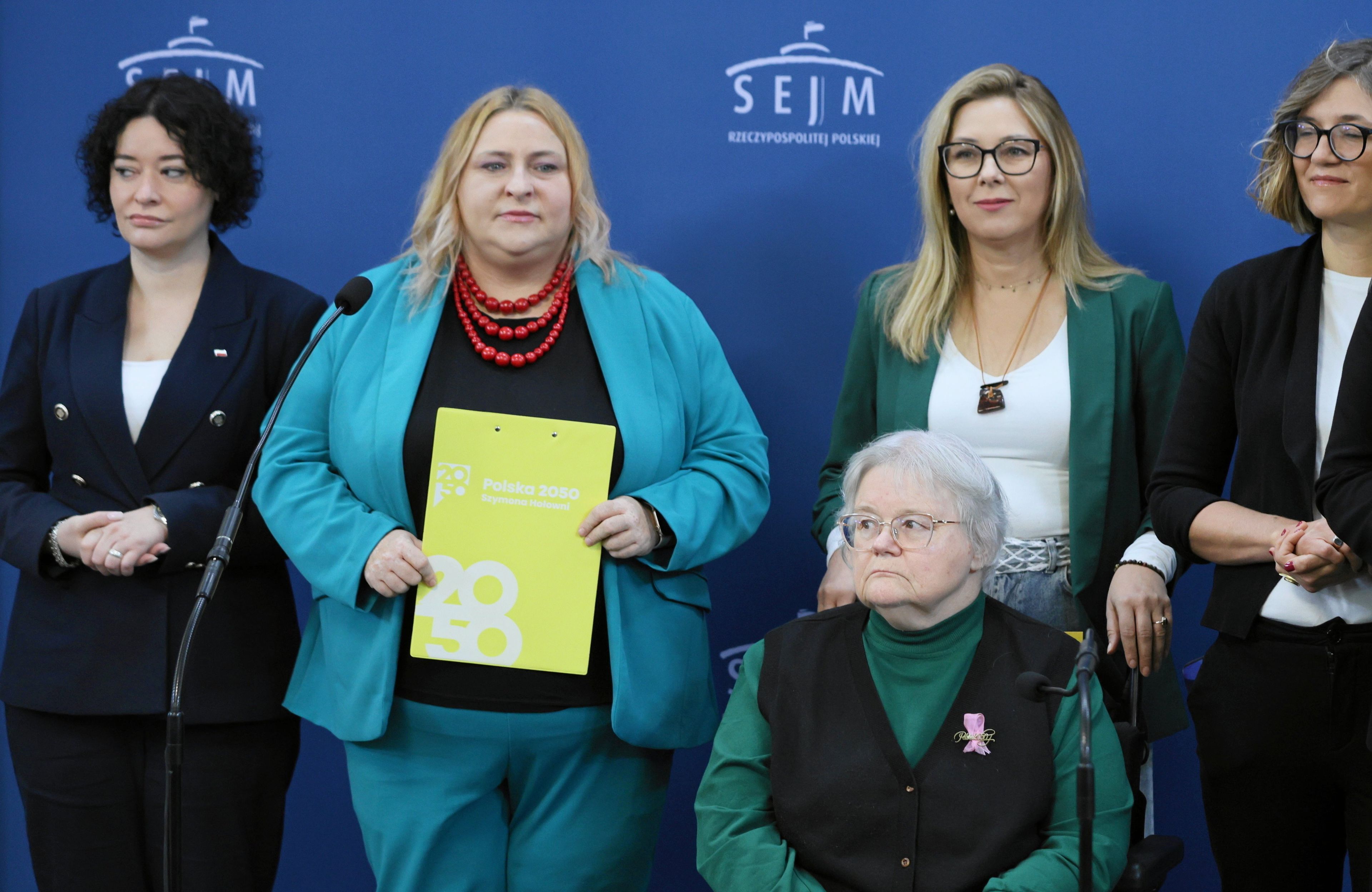 16.10.2025 Warszawa, ulica Wiejska, Sejm. Od lewej: posłanka Lewicy Anna Maria Zukowska, posłanki Polski 2050: Maja Nowak, Bożenna Hołownia, Barbara Oliwiecka, wicemarszałkini Senatu Magdalena Biejat i posłanka Lewicy Katarzyna Ueberhan podczas konferencji dotyczącej asystencji osobistej osób z niepełnosprawnościami.