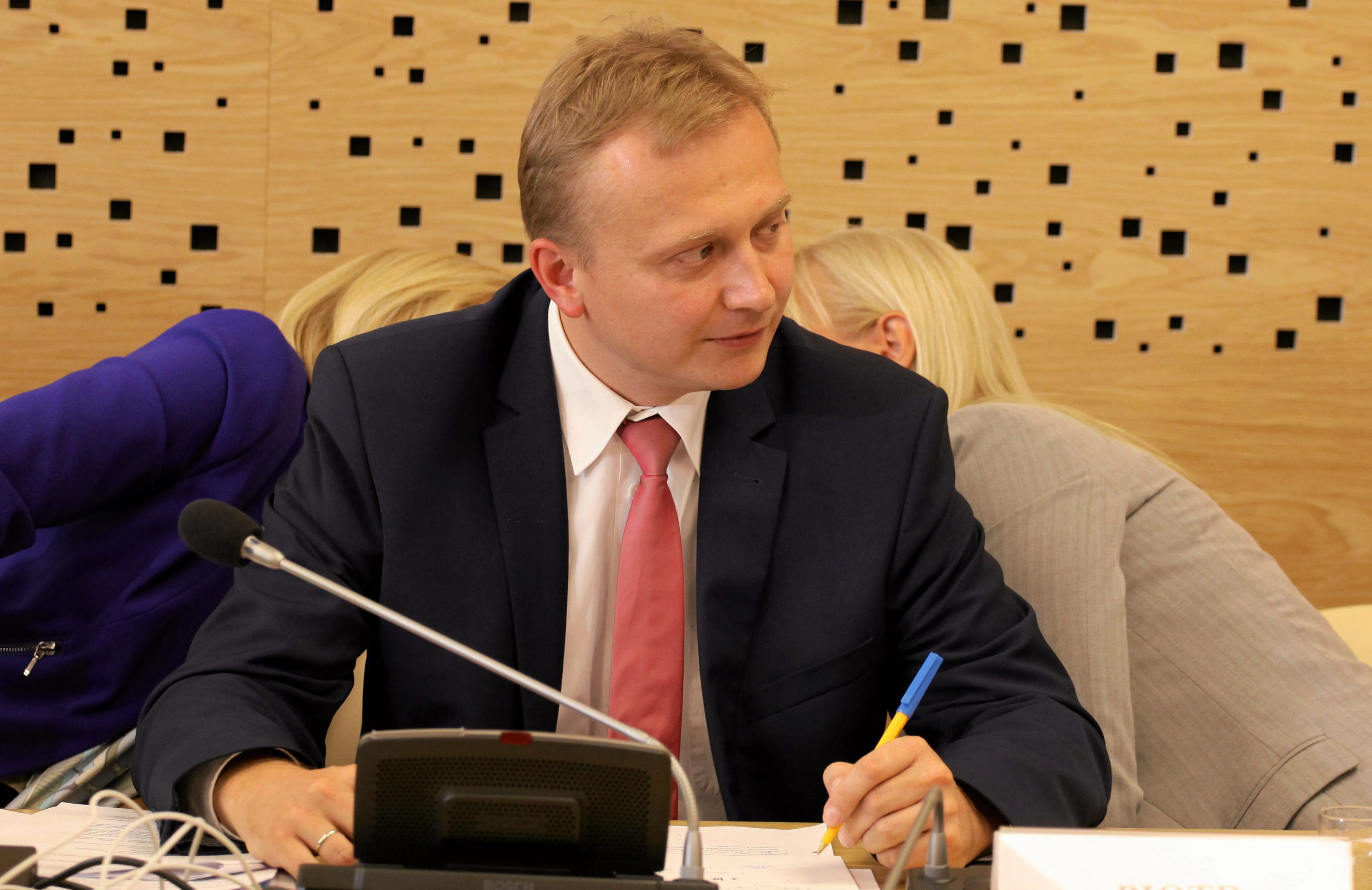 piotr serafin w garniturze, z czerwonym krawatem