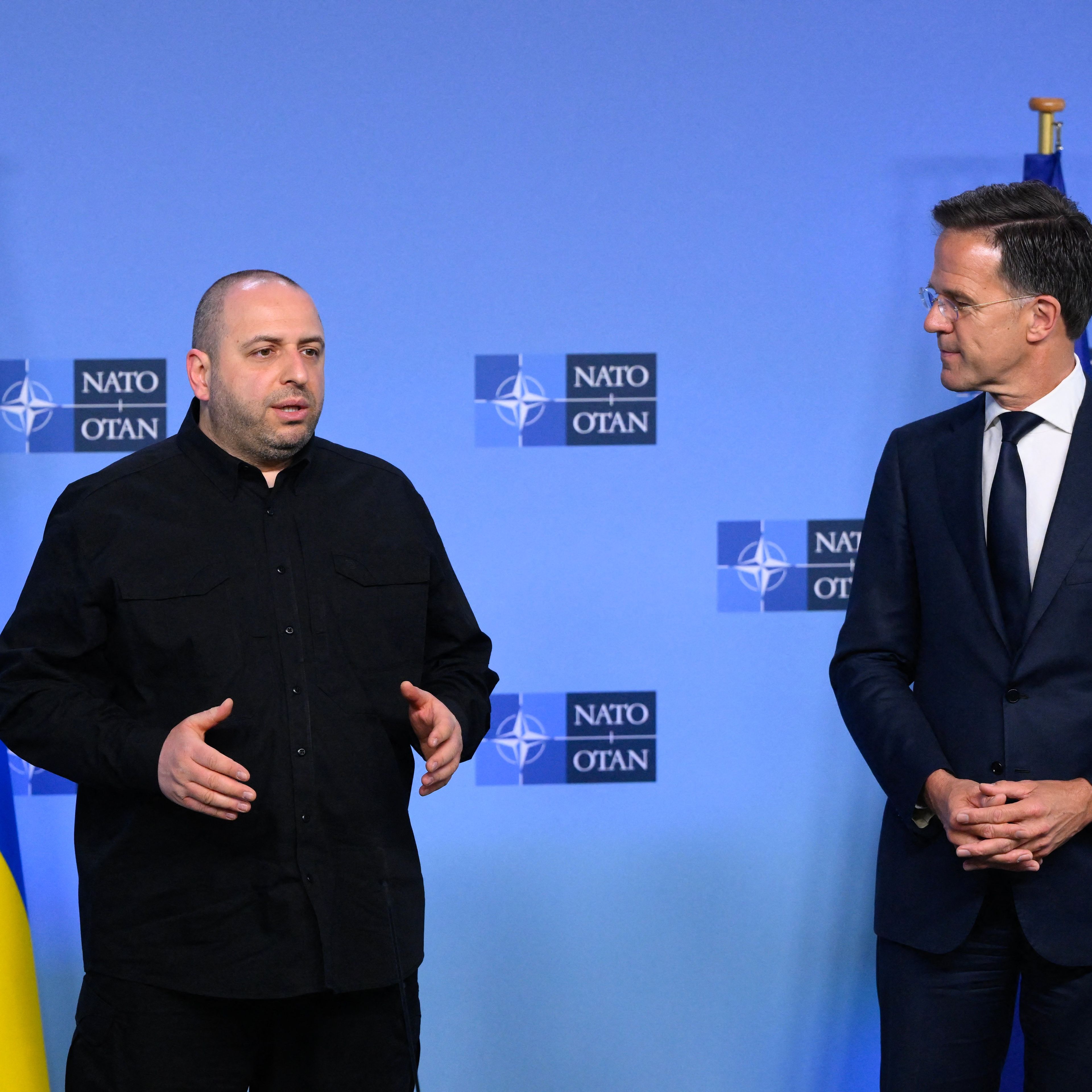 Sekretarz generalny NATO Mark Rutte (R) i minister obrony Ukrainy Rustem Umerov  w siedzibie NATO, 4.06.2025 r.