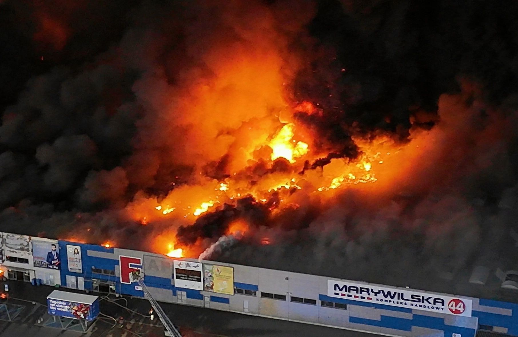 Noc, czerwone płomienie i dym nad palącą się halą przy ul. Marywilskiej