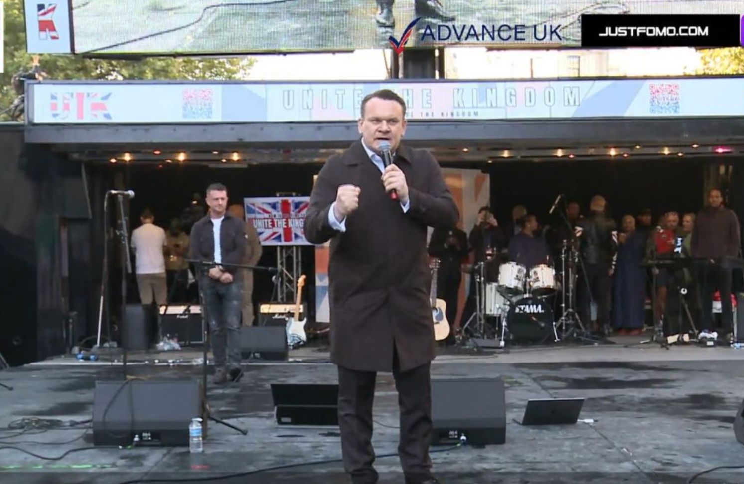 Dominik Tarczyński na marszu skrajnej prawicy w Londynie