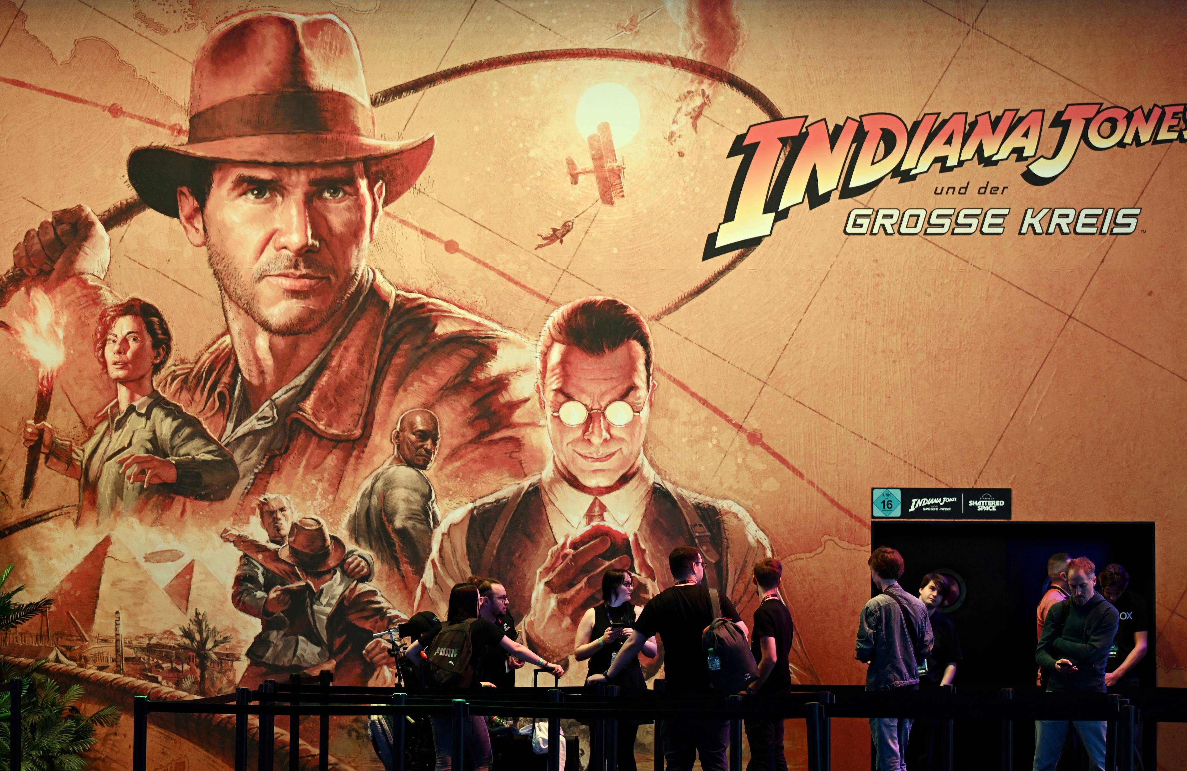 Widzowie przed stoiskiem reklamującym grę komputerową "Indiana Jones i Wielki Krąg" na targach Gamescom w Kolonii w Niemczech, 21 sierpnia 2024 r.