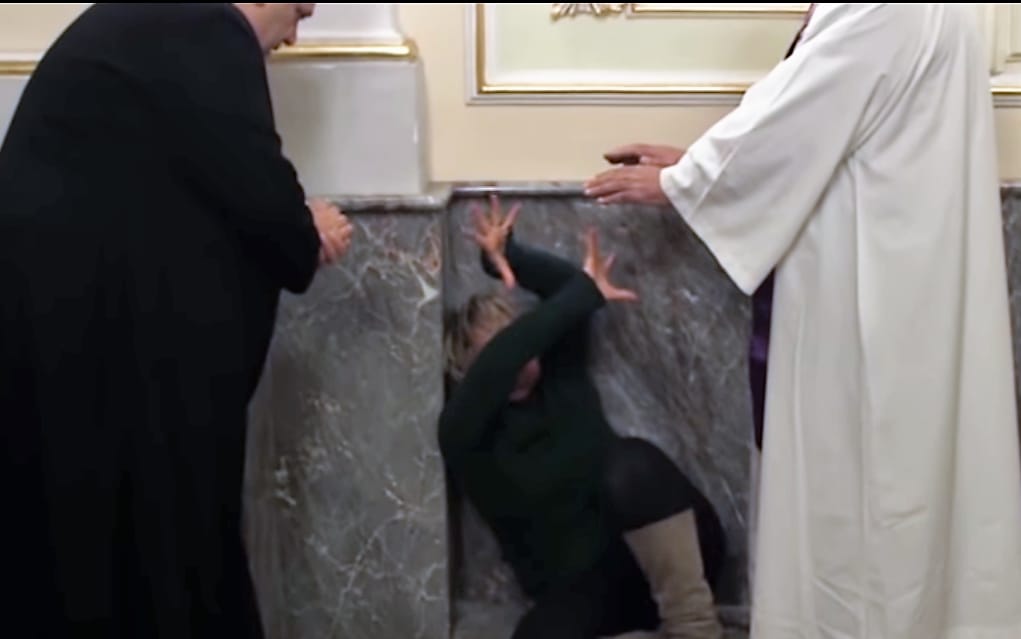 Grafika do artykułu Krucyfiksem w gardło. Media katolickie promują egzorcyzmy, przemoc i religijny analfabetyzm