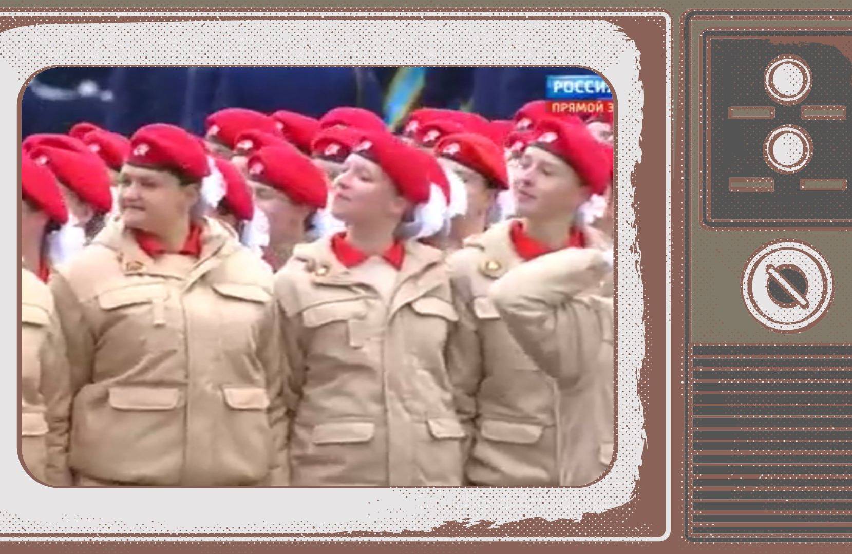 Grafika: w ramce starego telewizora ujęcie dzieci w mundurach maszerujących przez Plac Czerwony
