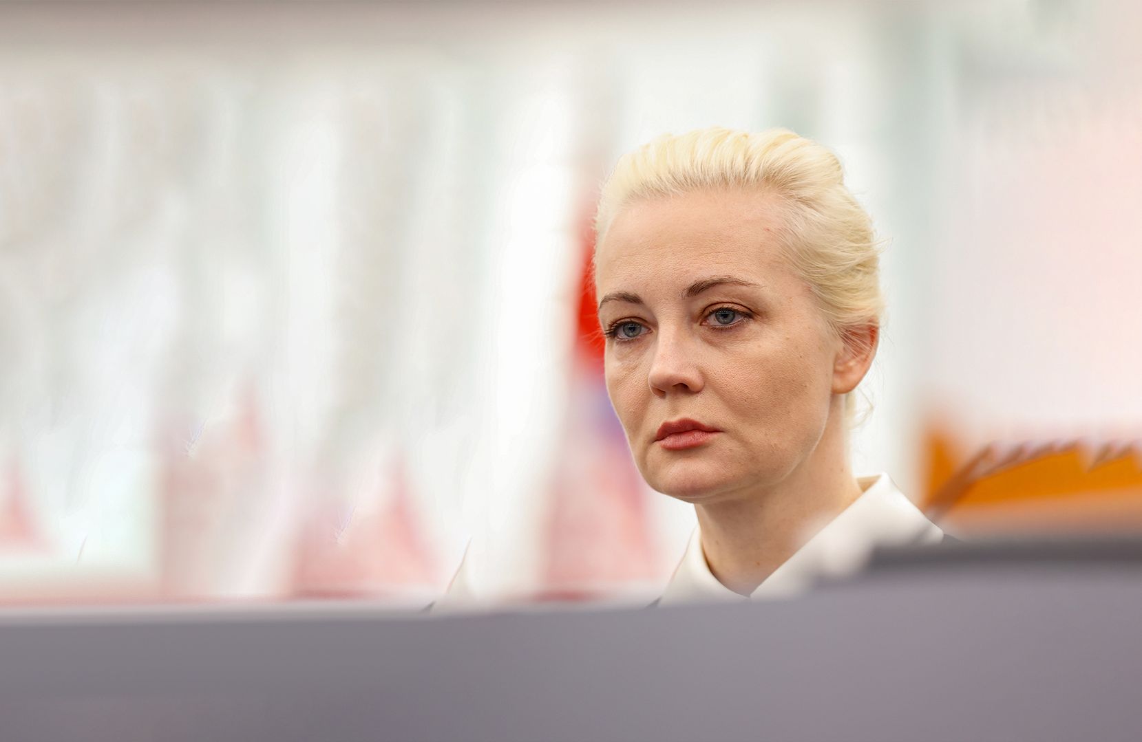 Kobieta, krótko ostrzyżona blondynka