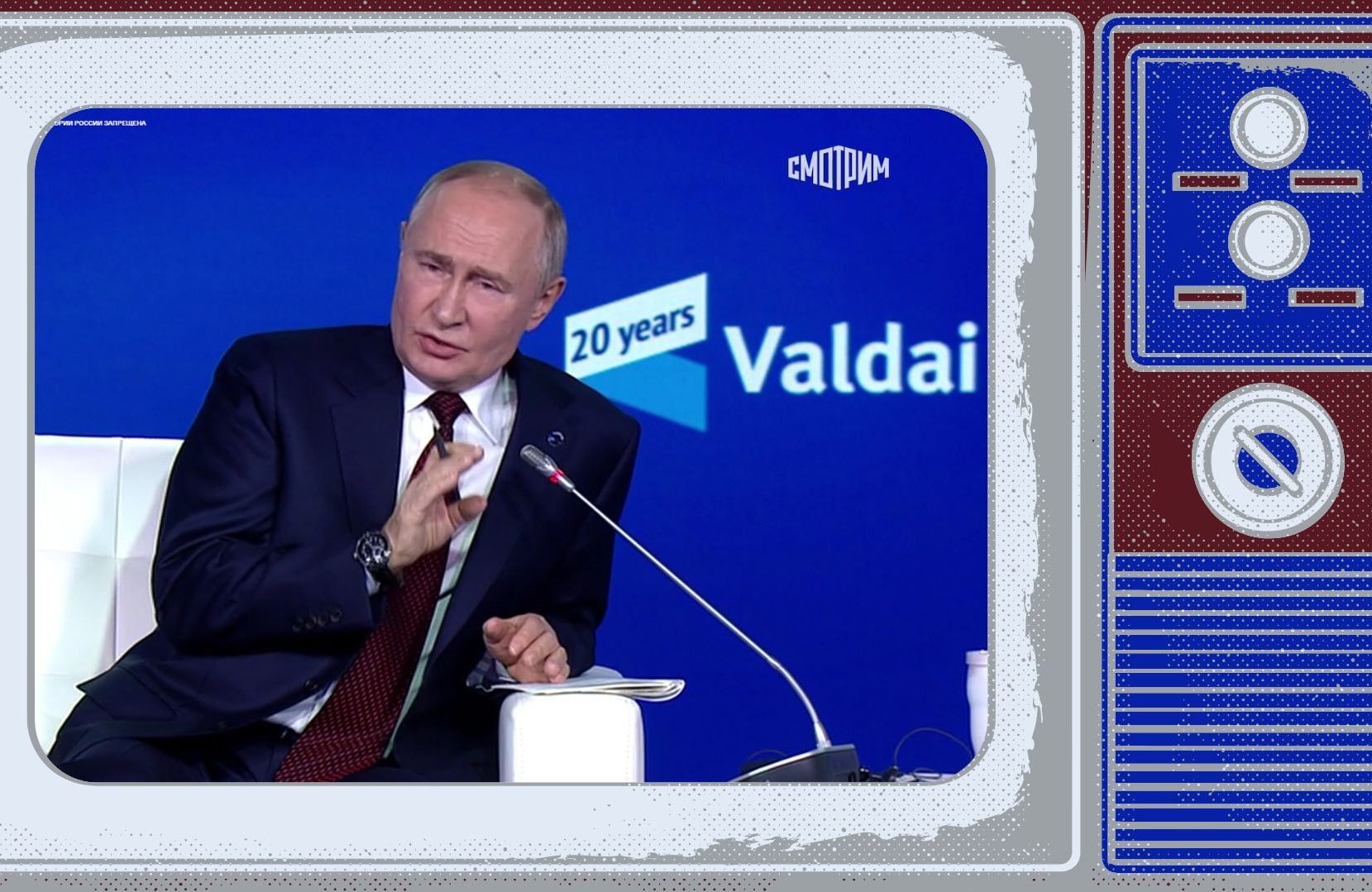 Putin gestykuluje na niebieskim tle. Zdjęcie wstawione w ramkę starego telewizora