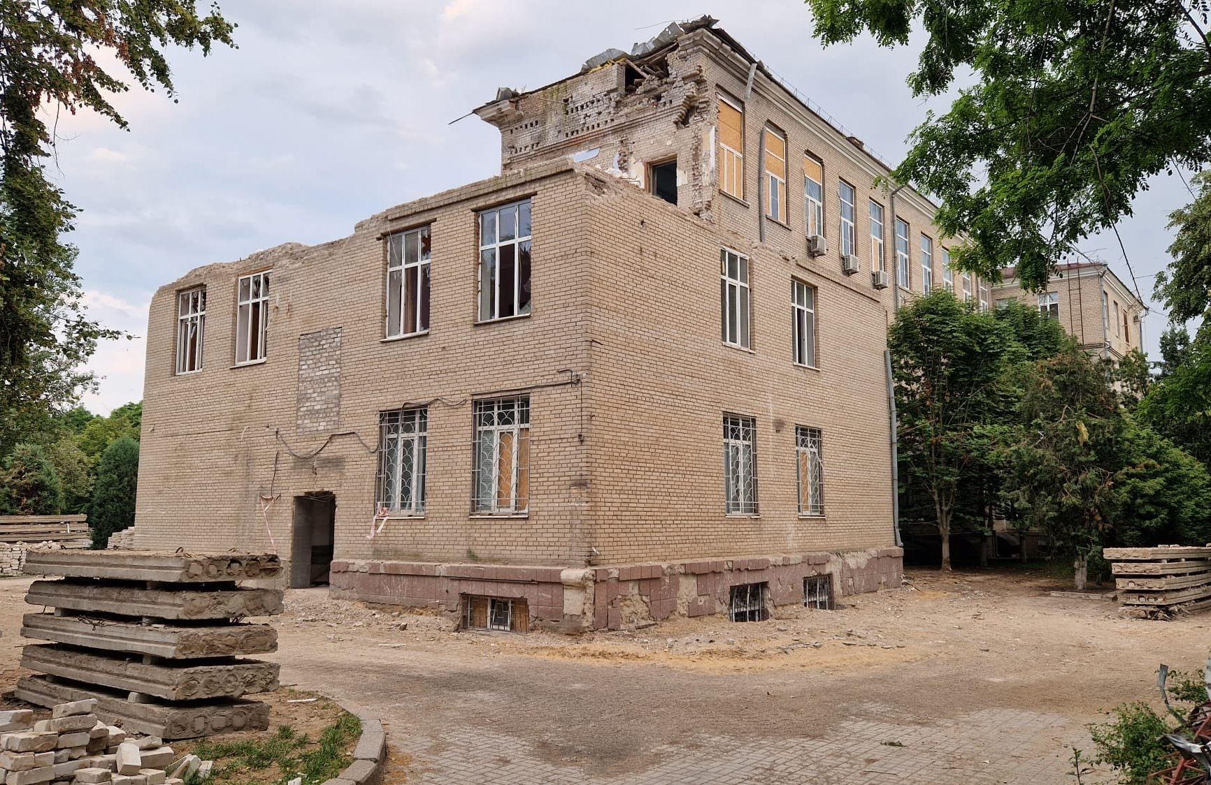 Przecięty rakietą na pół budynek