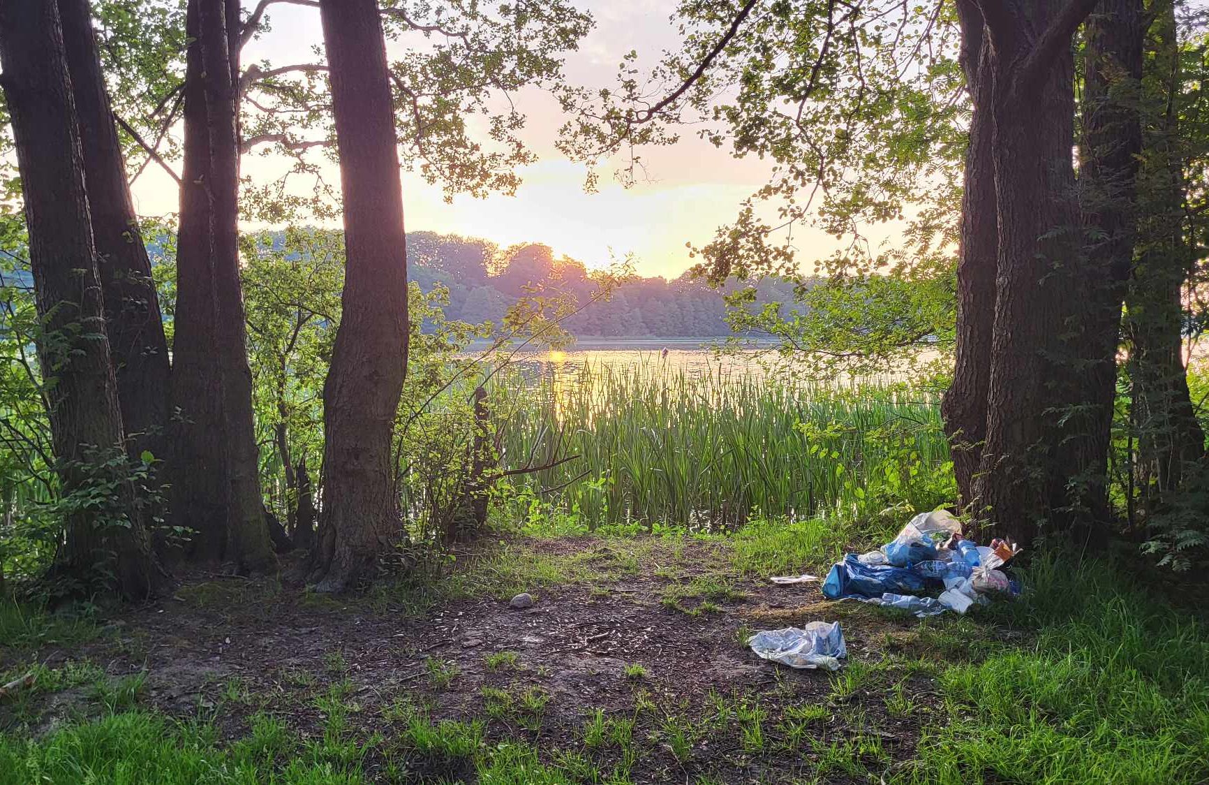 Śmieci nad jeziorem Tuchomskim