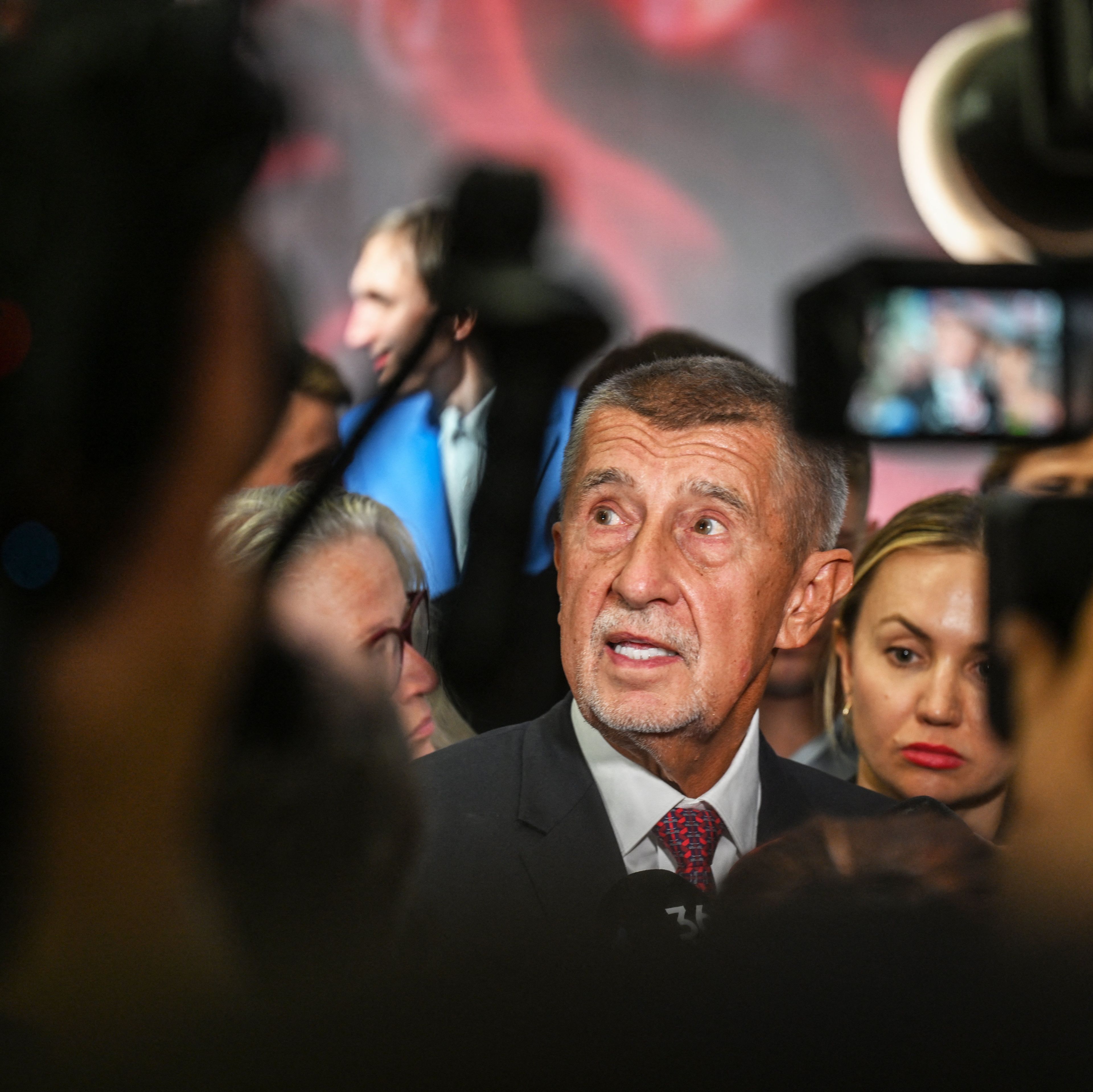 Andrej Babis, lider ruchu ANO, odpowiada na pytania mediów podczas konferencji prasowej w siedzibie ANO w Pradze 4 października 2025 r. po wyborach parlamentarnych.