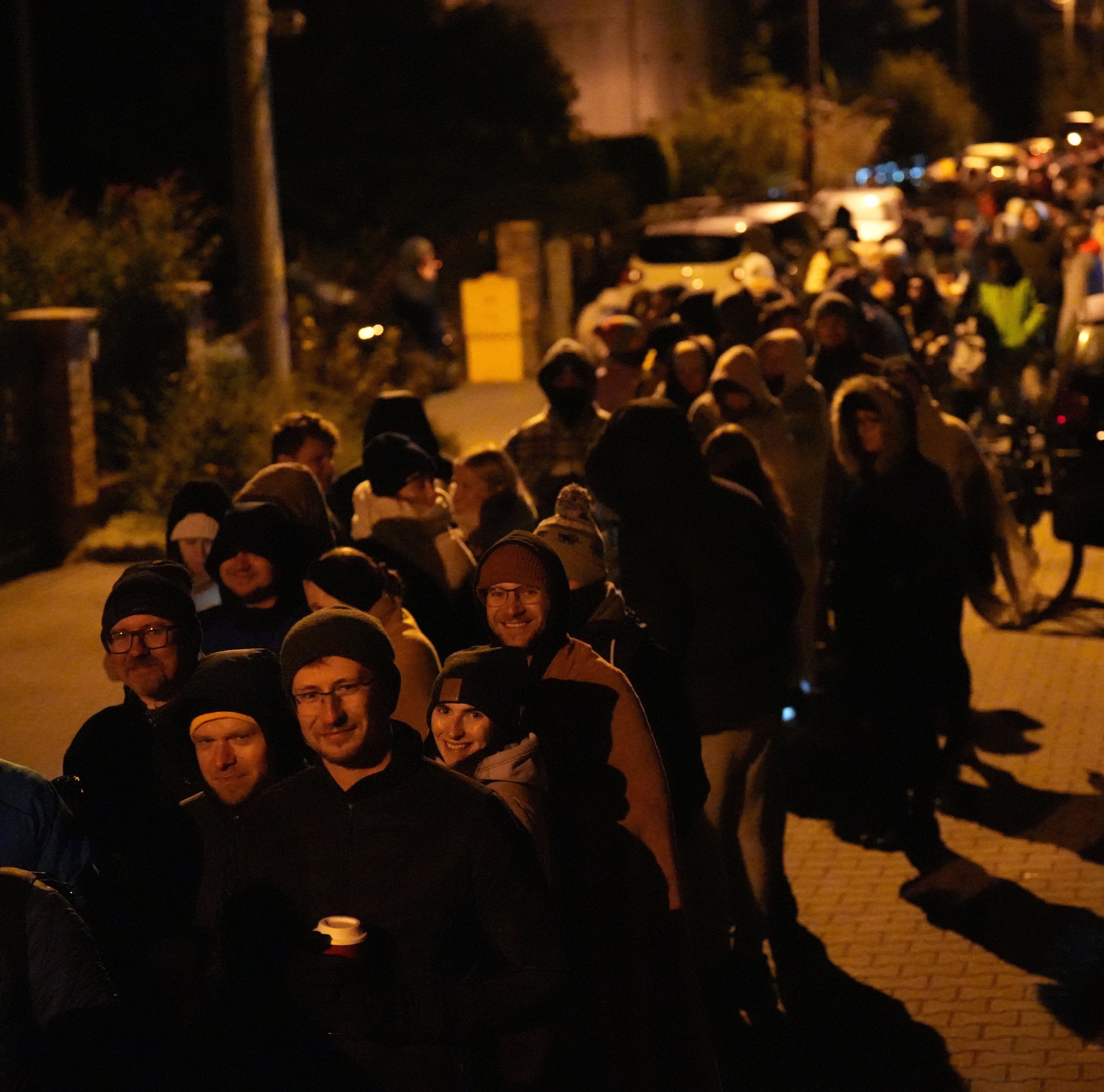Wyborcy w kolejce do lokalu wyborczego na Jagodnie, 15.10.2023 r.