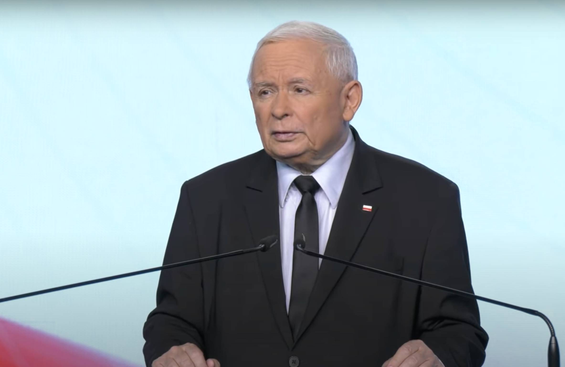 na zdjęciu jarosław kaczyński przemawiający podczas konferencji prasowej