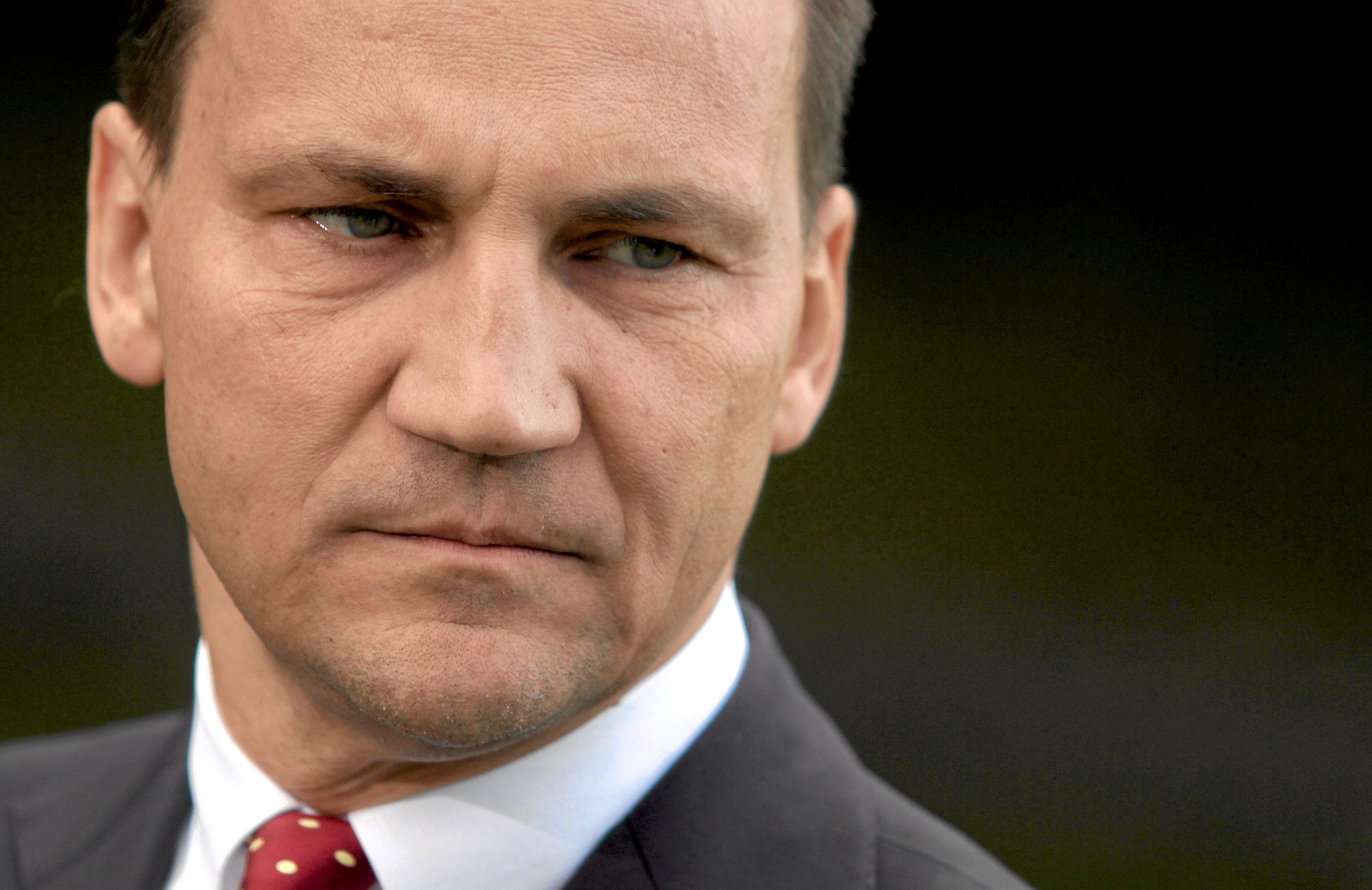 Sikorski patrzy groźnie
