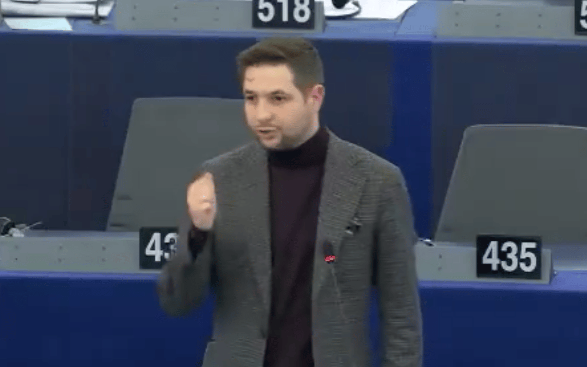 Grafika do artykułu Šimečka: "Bez niezależności sądownictwa w Polsce nie będzie UE". Jaki: "Polska wstaje z kolan". Debata w PE