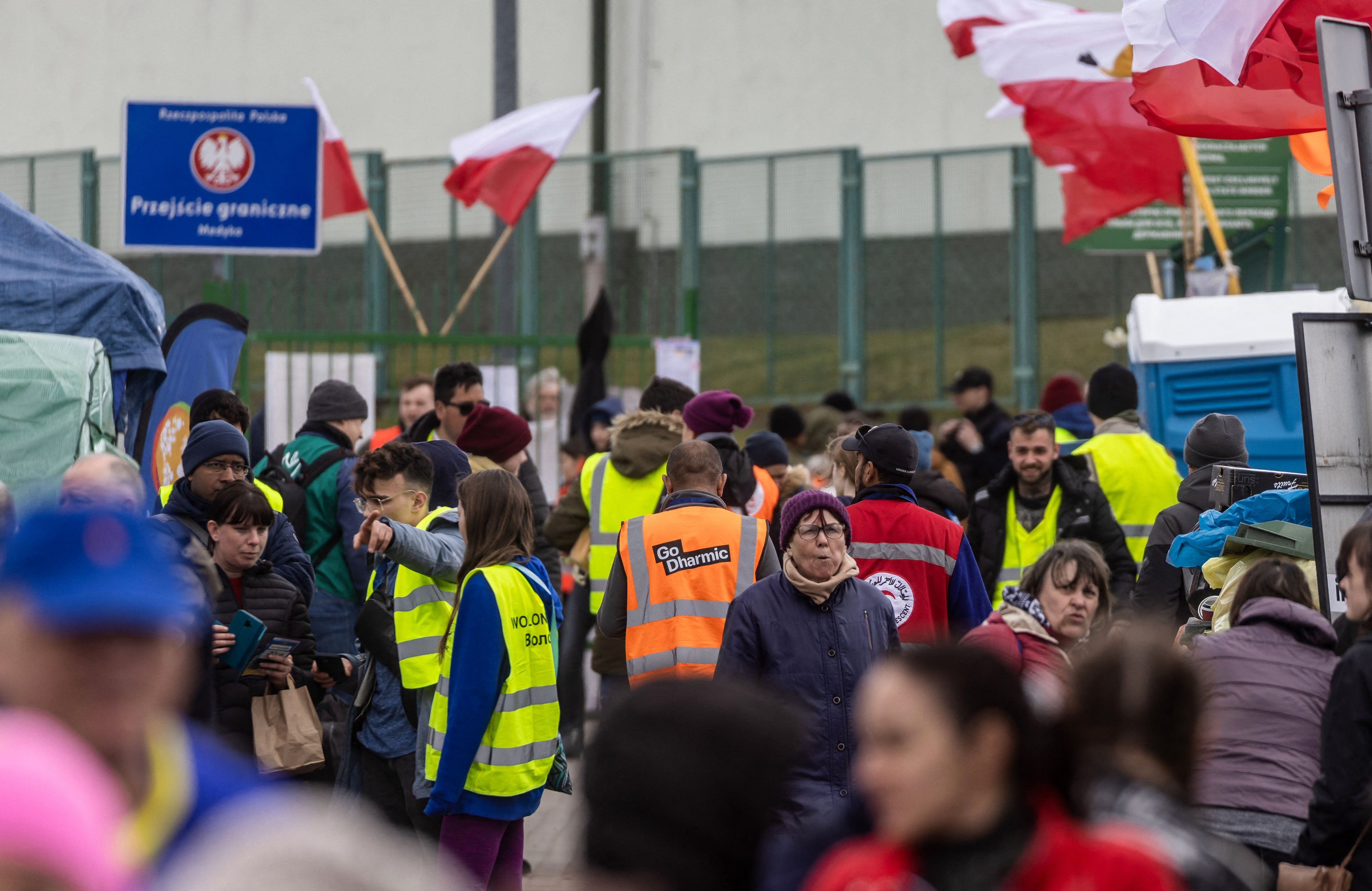 tłumy ludzi na granicy i biało-czerwone flagi