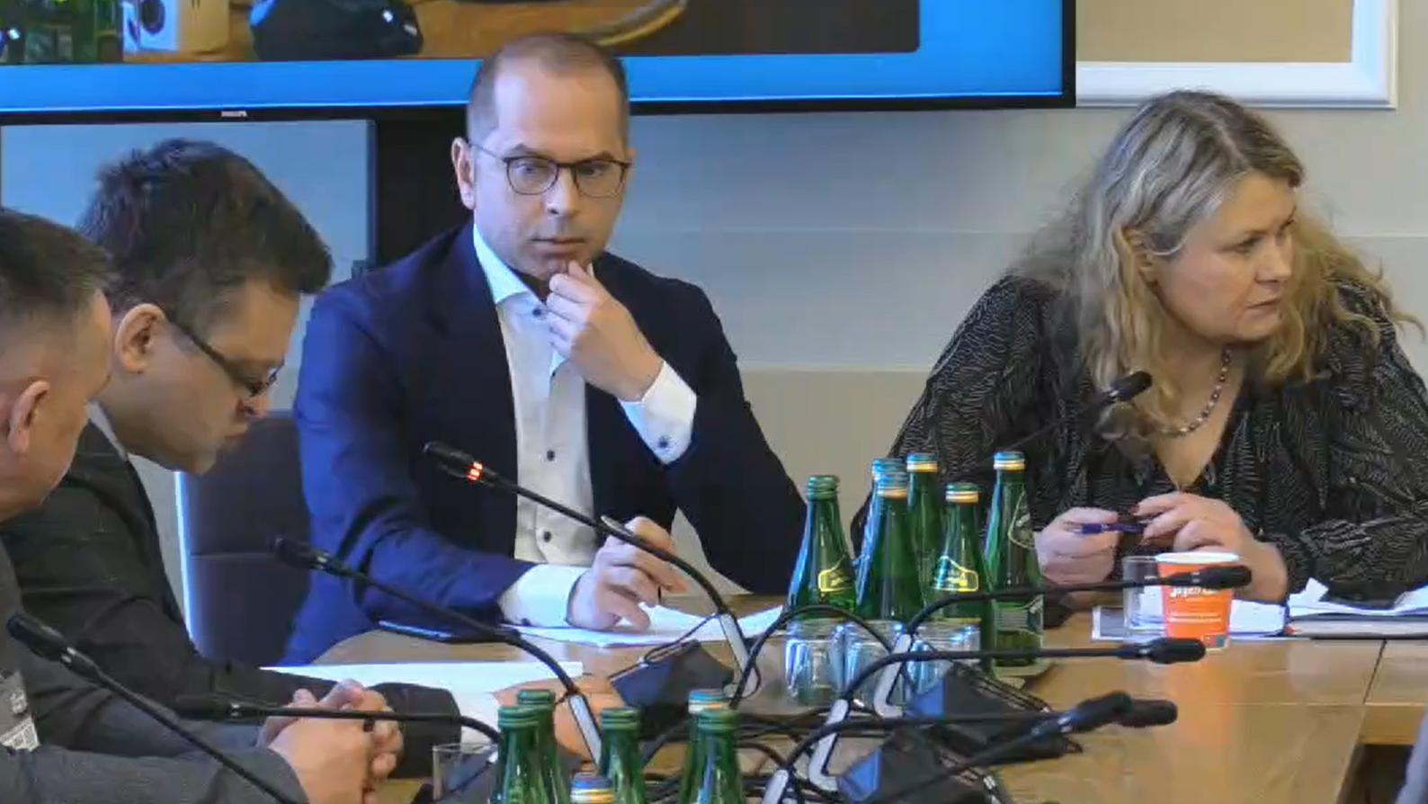 Posiedzenie sejmowego zespołu ds. reformy wymiaru sprawiedliwości - posłowie Michał Szczerba i Katarzyna Piekarska za stołem prezydialnym